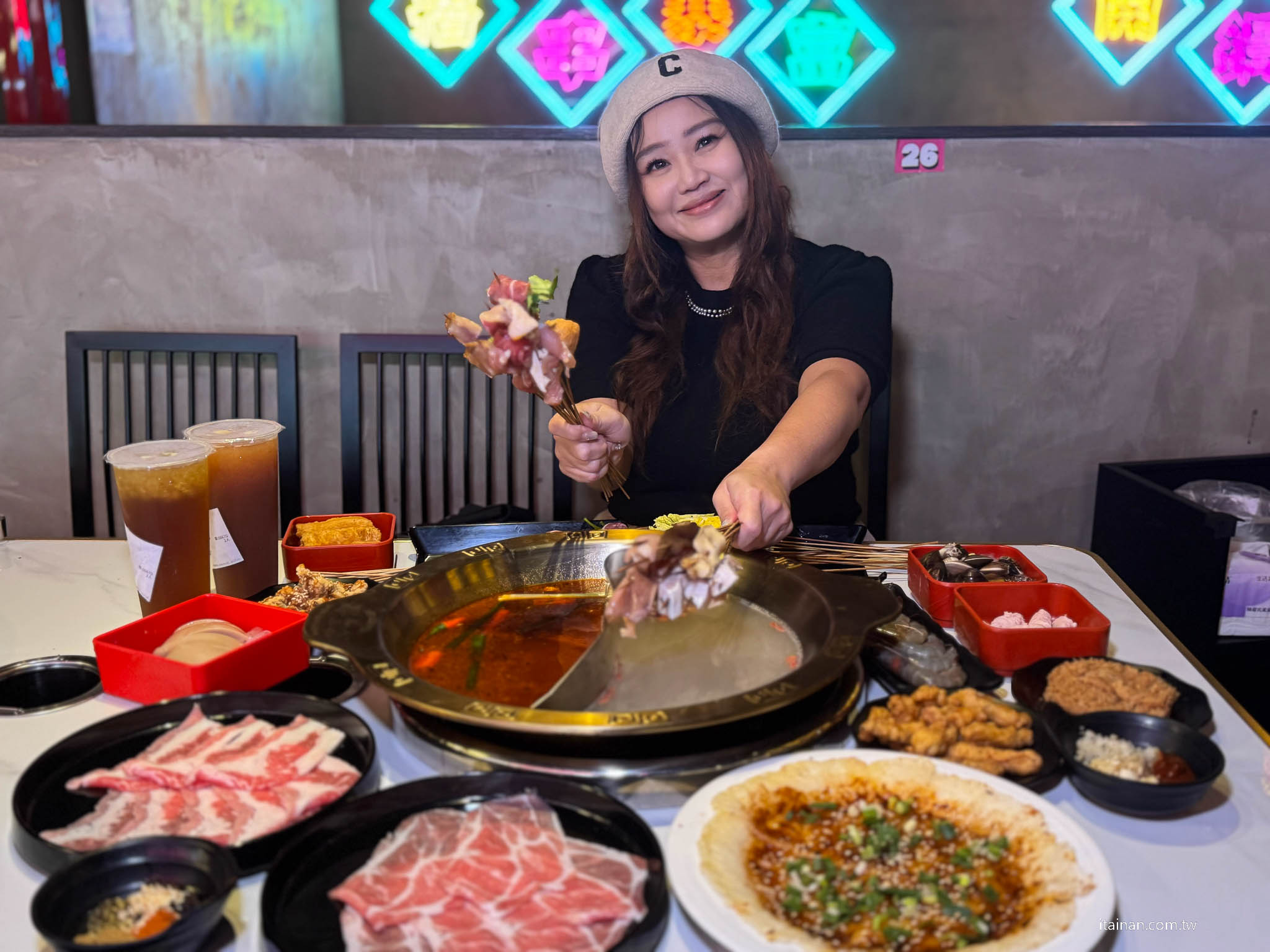 【台南吃到飽推薦】老饕激推的平價串串火鍋新選擇~ XM 集團新品牌「串芊金火鍋串串」吃巧也能吃超飽,甜點飲料超強,根本可以獨立變成甜點店! 【台南吃到飽推薦】老饕激推的平價串串火鍋新選擇~ XM 集團新品牌「串芊金火鍋串串」吃巧也能吃超飽,甜點飲料超強,根本可以獨立變成甜點店!