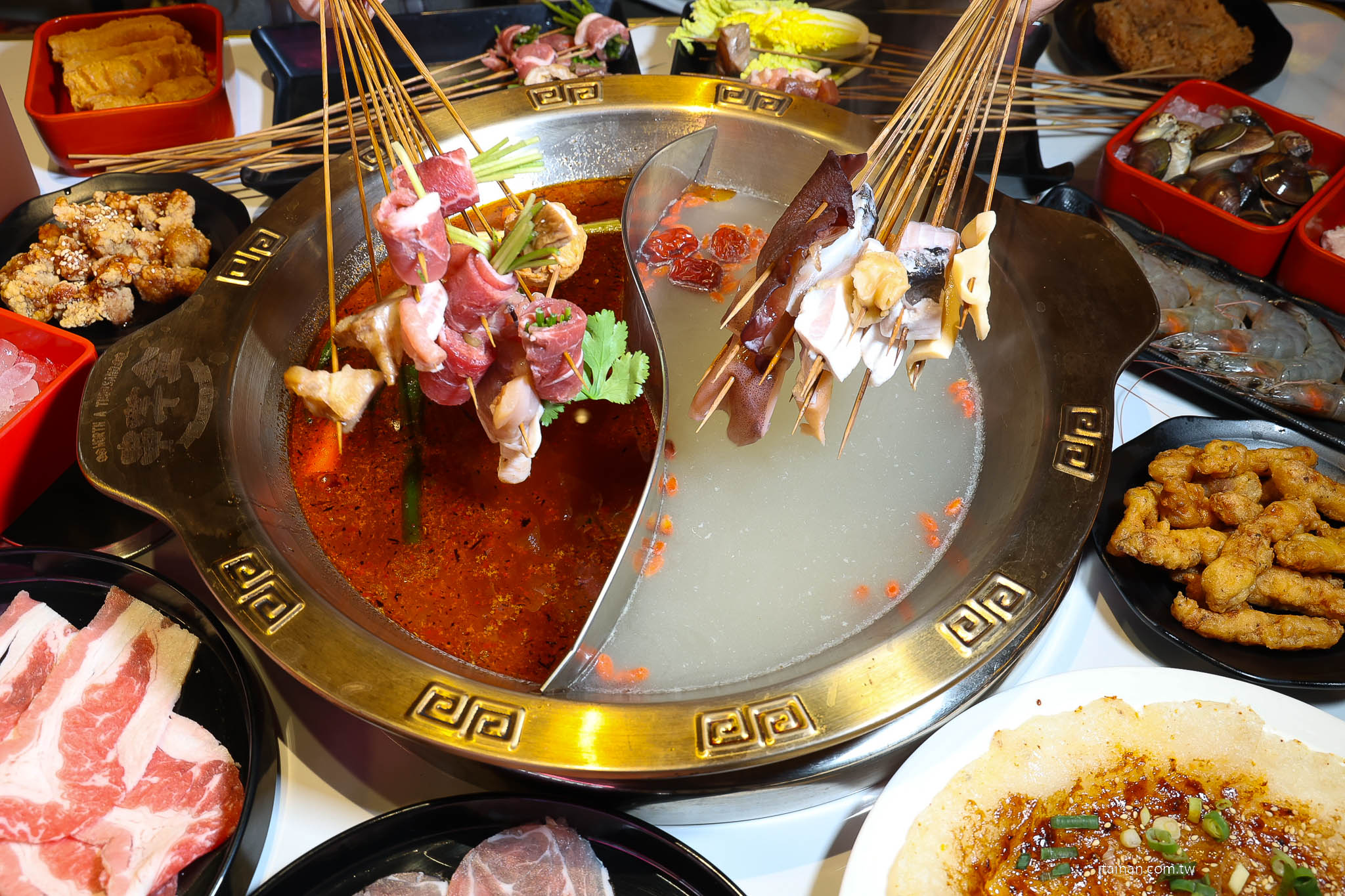 【台南吃到飽推薦】老饕激推的平價串串火鍋新選擇~ XM 集團新品牌「串芊金火鍋串串」吃巧也能吃超飽,甜點飲料超強,根本可以獨立變成甜點店! 【台南吃到飽推薦】老饕激推的平價串串火鍋新選擇~ XM 集團新品牌「串芊金火鍋串串」吃巧也能吃超飽,甜點飲料超強,根本可以獨立變成甜點店!