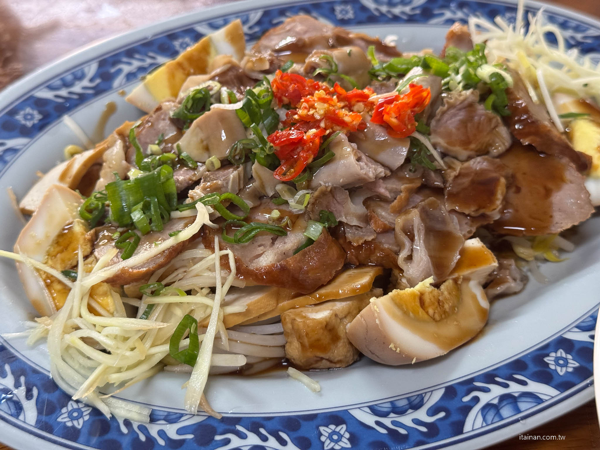 竟然可以吃麵吃到飽?? 超佛心~ 大碗公麵只要60元，吃不飽還可以免費加麵「關西大碗公麵」