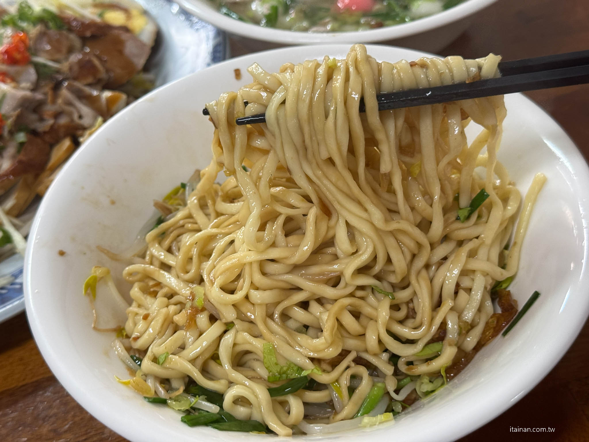 竟然可以吃麵吃到飽?? 超佛心~ 大碗公麵只要60元，吃不飽還可以免費加麵「關西大碗公麵」