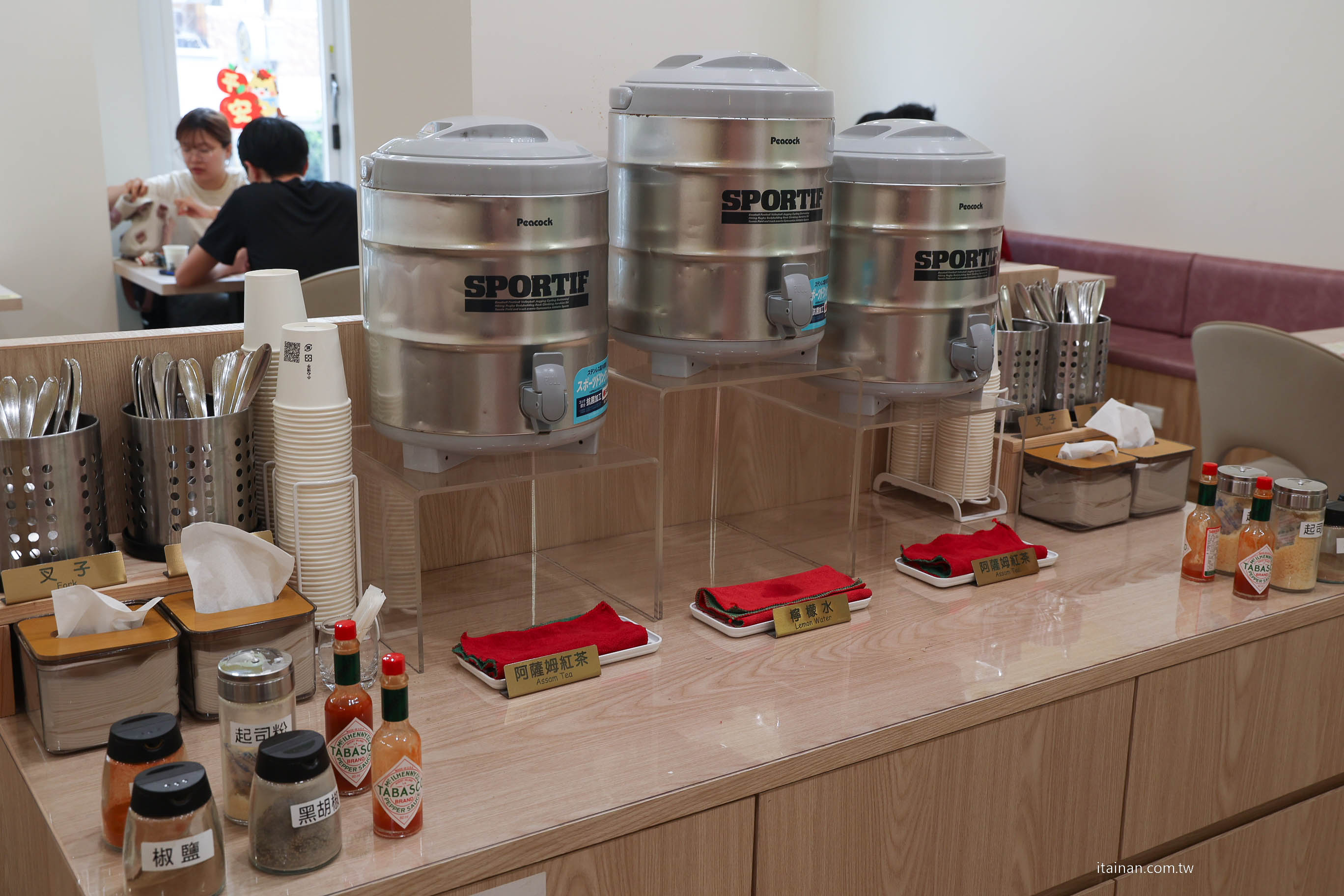 台南東區美食｜ 成大商圈人氣義大利麵!自家熬煮義大利醬，還有紅茶、檸檬水無限供應「Pasta Now 鬧義麵 」勝利店