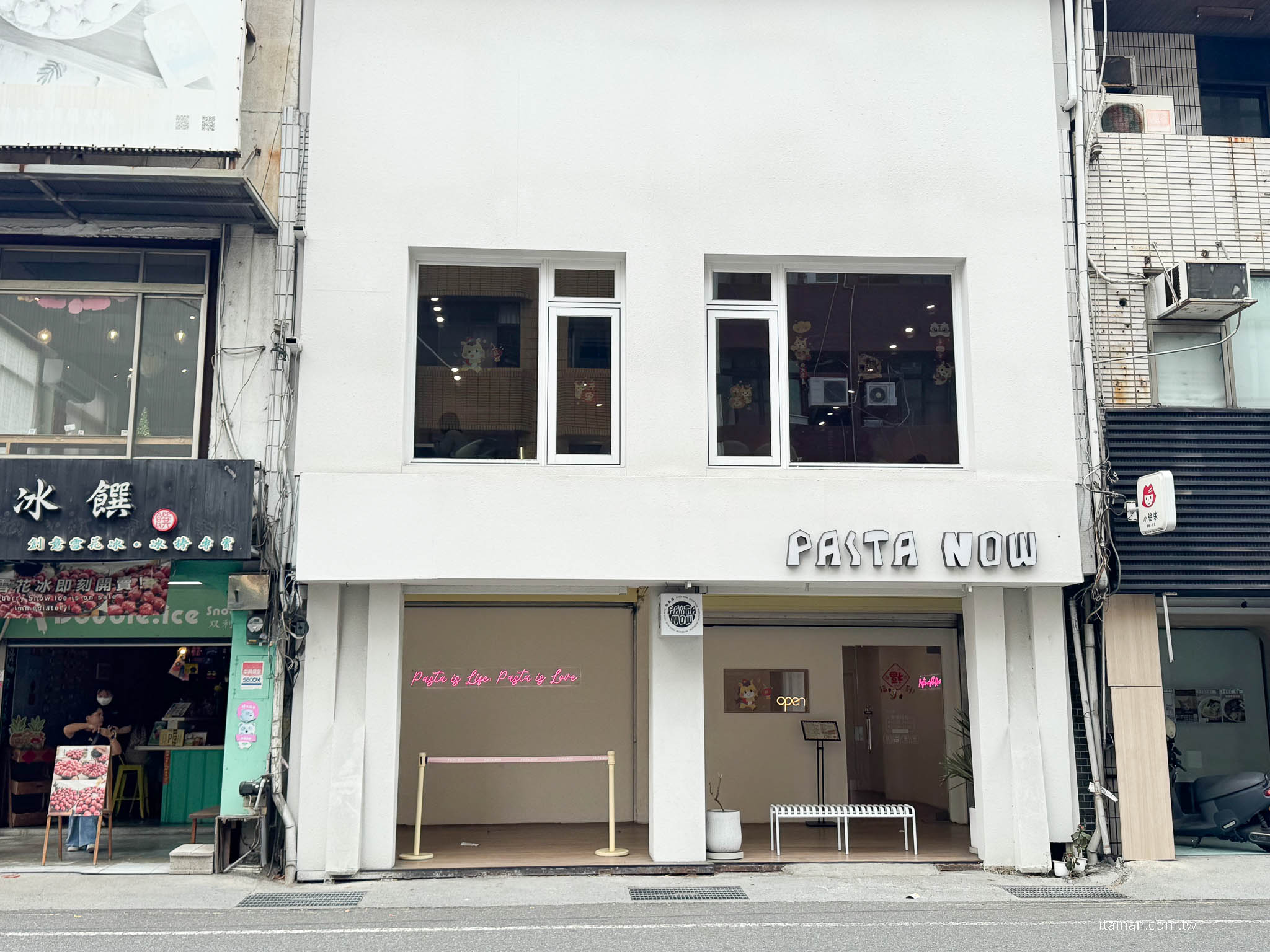台南東區美食｜ 成大商圈人氣義大利麵!自家熬煮義大利醬，還有紅茶、檸檬水無限供應「Pasta Now 鬧義麵 」勝利店