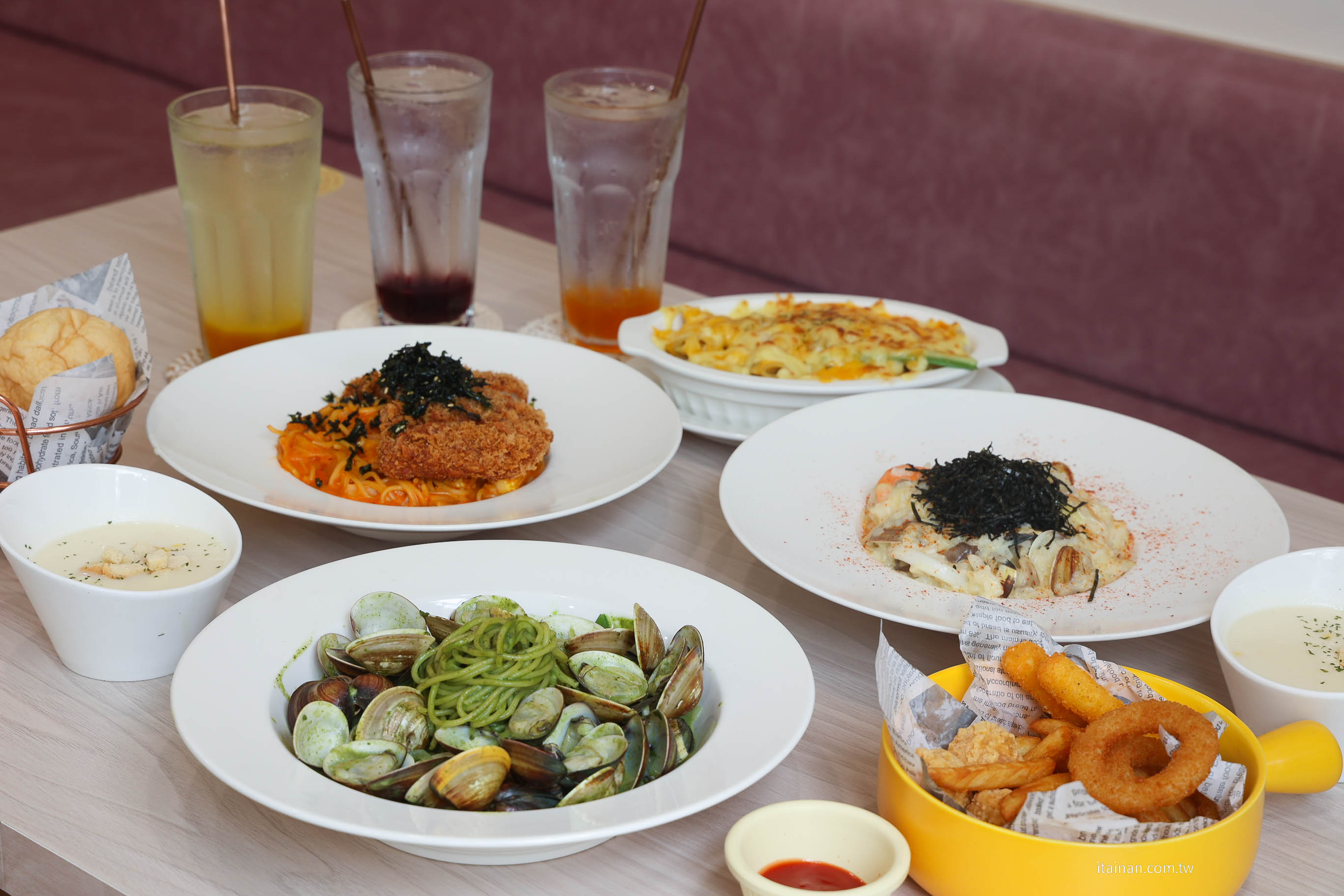 台南東區美食｜ 成大商圈人氣義大利麵!自家熬煮義大利醬，還有紅茶、檸檬水無限供應「Pasta Now 鬧義麵 」勝利店