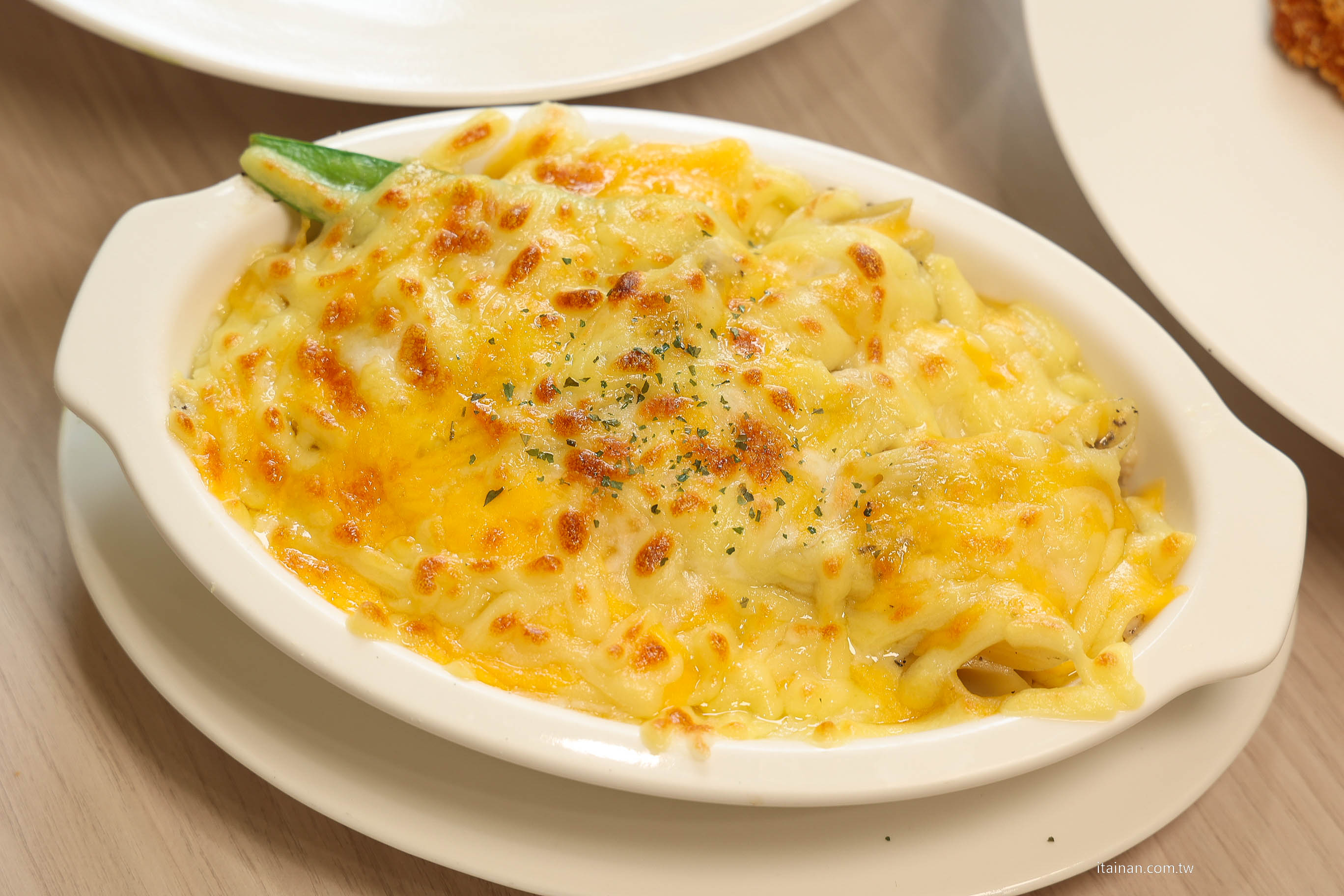 台南東區美食｜ 成大商圈人氣義大利麵!自家熬煮義大利醬，還有紅茶、檸檬水無限供應「Pasta Now 鬧義麵 」勝利店