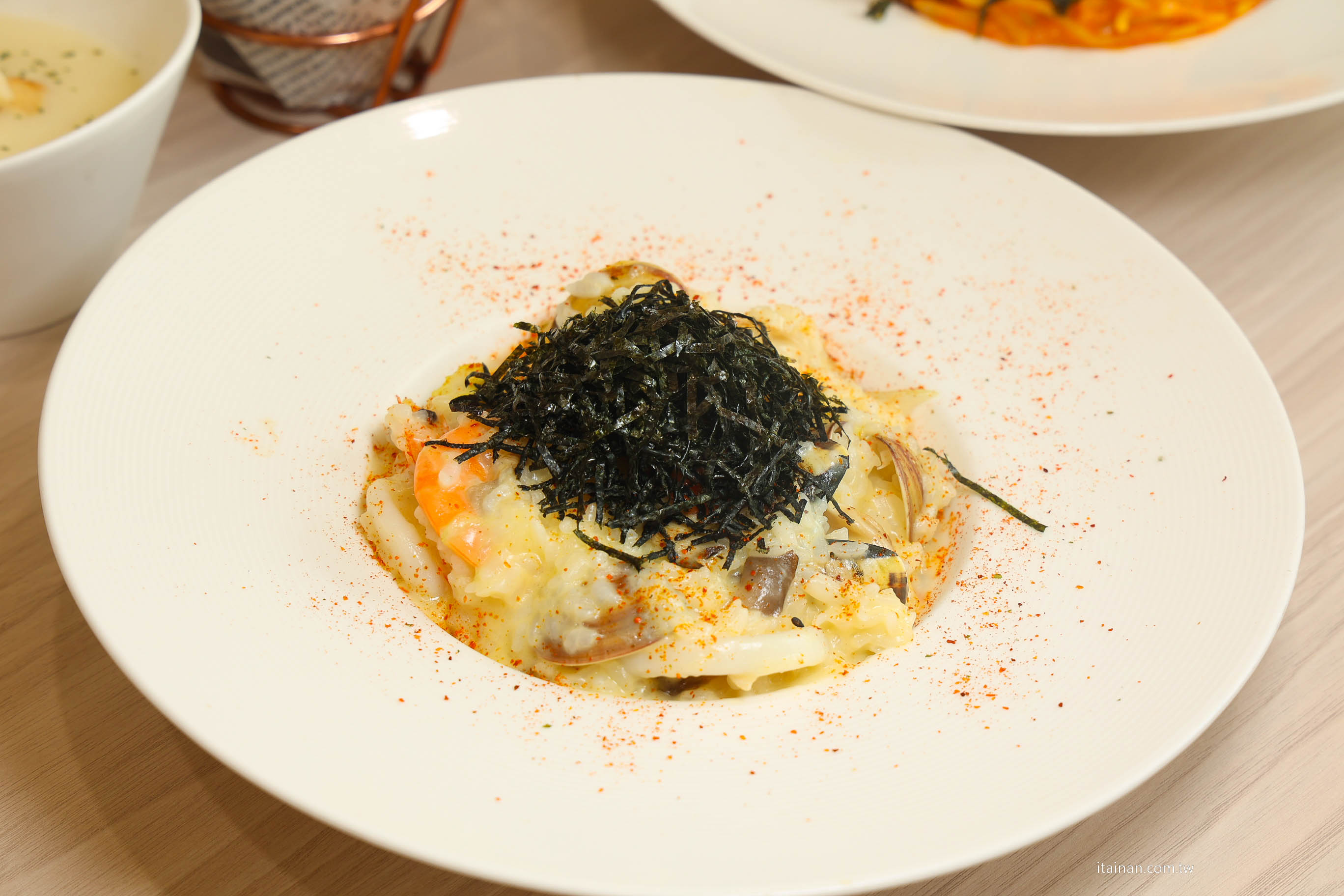 台南東區美食｜ 成大商圈人氣義大利麵!自家熬煮義大利醬，還有紅茶、檸檬水無限供應「Pasta Now 鬧義麵 」勝利店