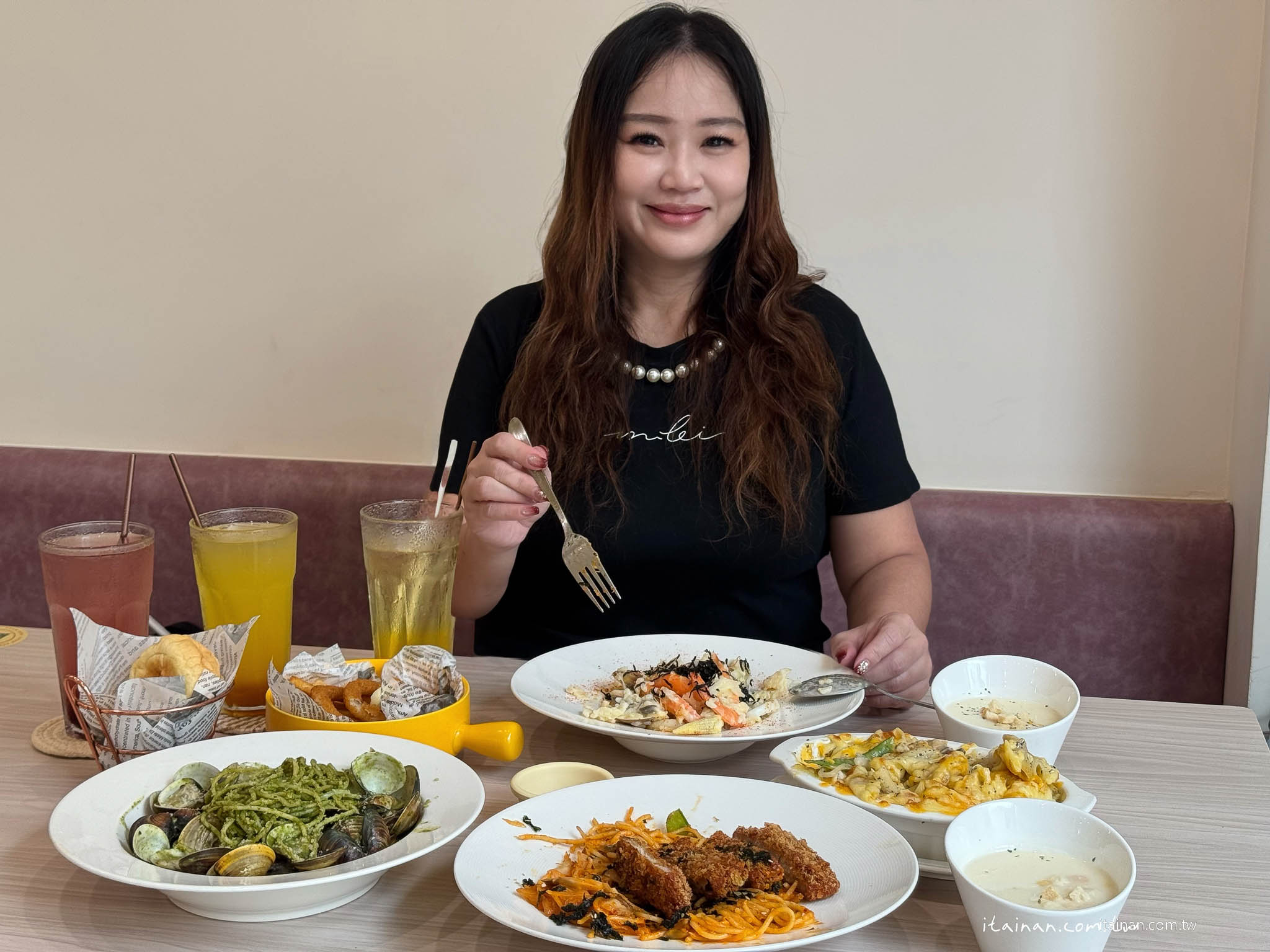 台南東區美食｜ 成大商圈人氣義大利麵!自家熬煮義大利醬，還有紅茶、檸檬水無限供應「Pasta Now 鬧義麵 」勝利店