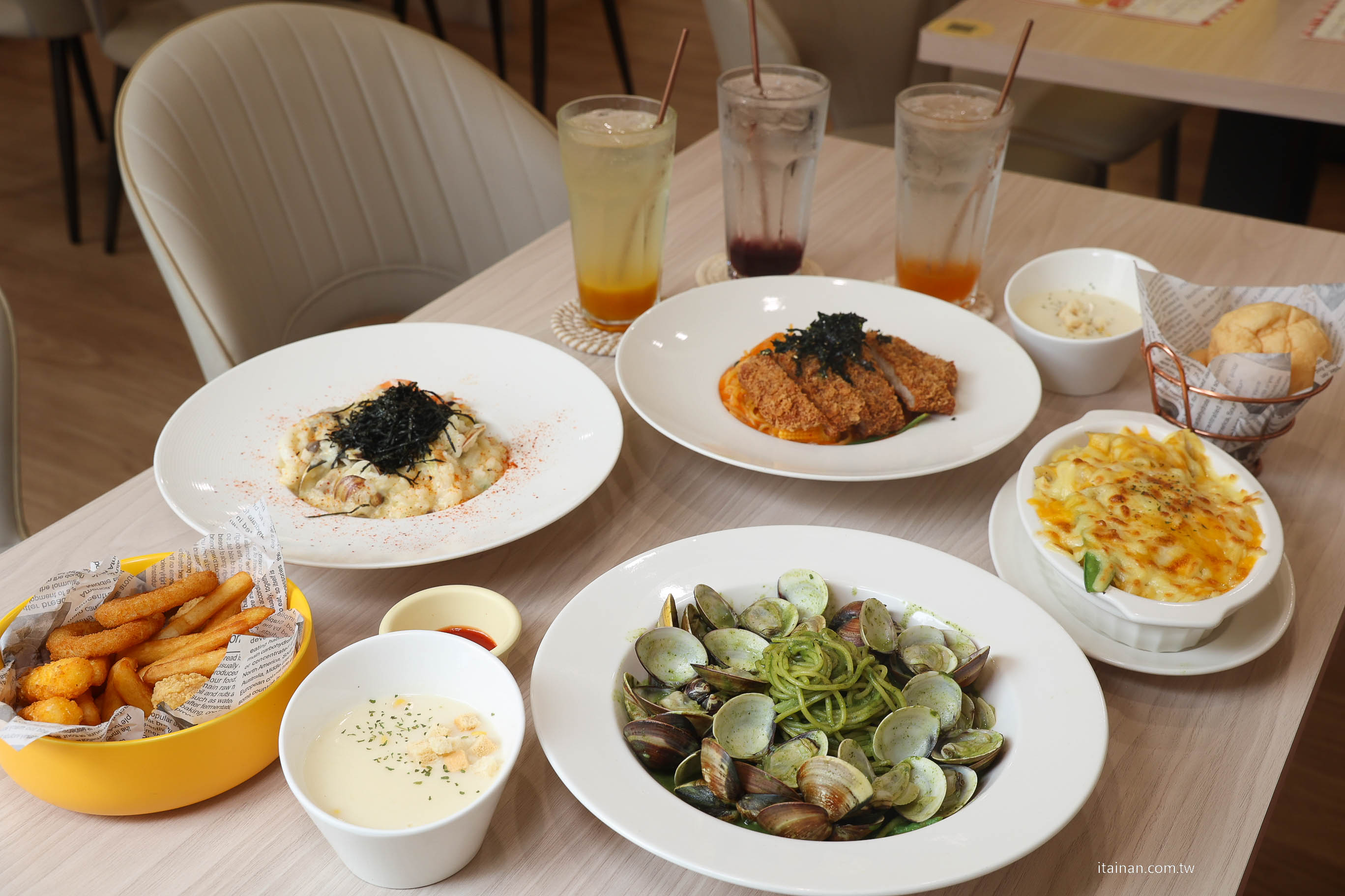 台南東區美食｜ 成大商圈人氣義大利麵!自家熬煮義大利醬，還有紅茶、檸檬水無限供應「Pasta Now 鬧義麵 」勝利店