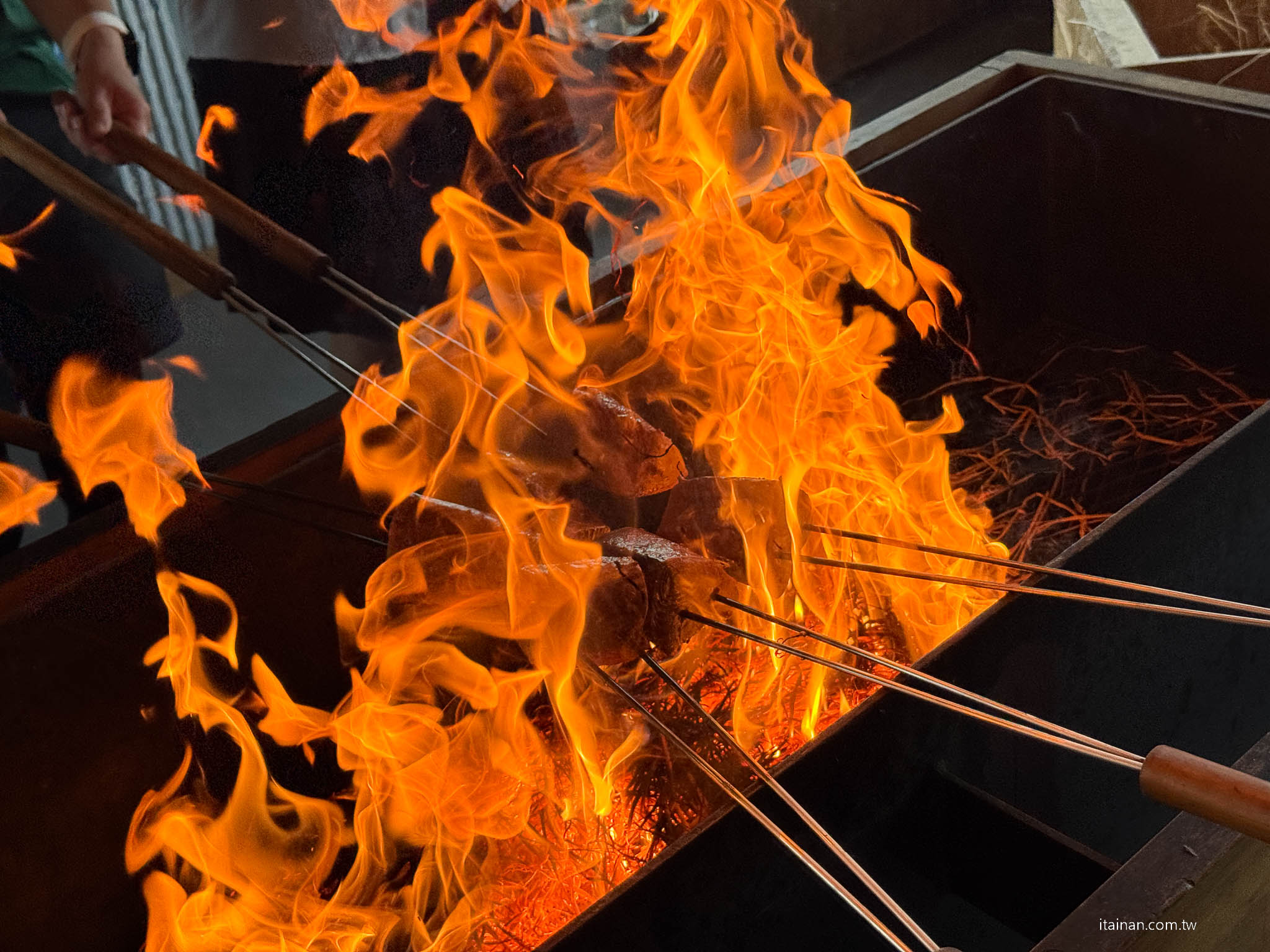 日本高知｜必吃鰹魚半敲燒，自己動手烤更有趣！體驗高知獨有的美食文化「かつお船 火蔵」鰹魚船