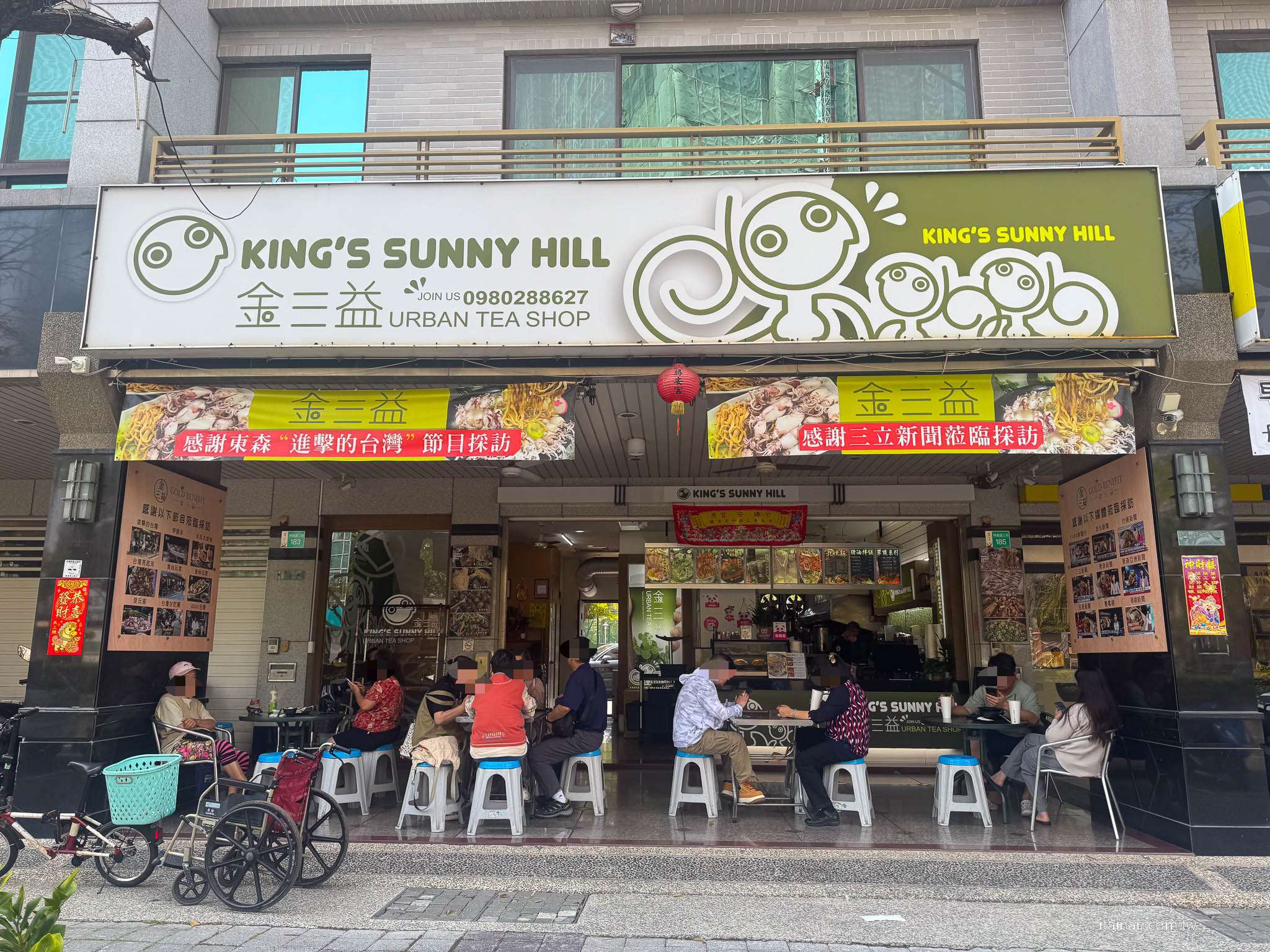 雞腿肉堆到像山一樣太誇張!台南超狂肉肉山豬油拌飯,雞腿肉、蝦爆、蚵仔一次吃「金三益健康茶飲」台南林森店 雞腿肉堆到像山一樣太誇張!台南超狂肉肉山豬油拌飯,雞腿肉、蝦爆、蚵仔一次吃「金三益健康茶飲」台南林森店