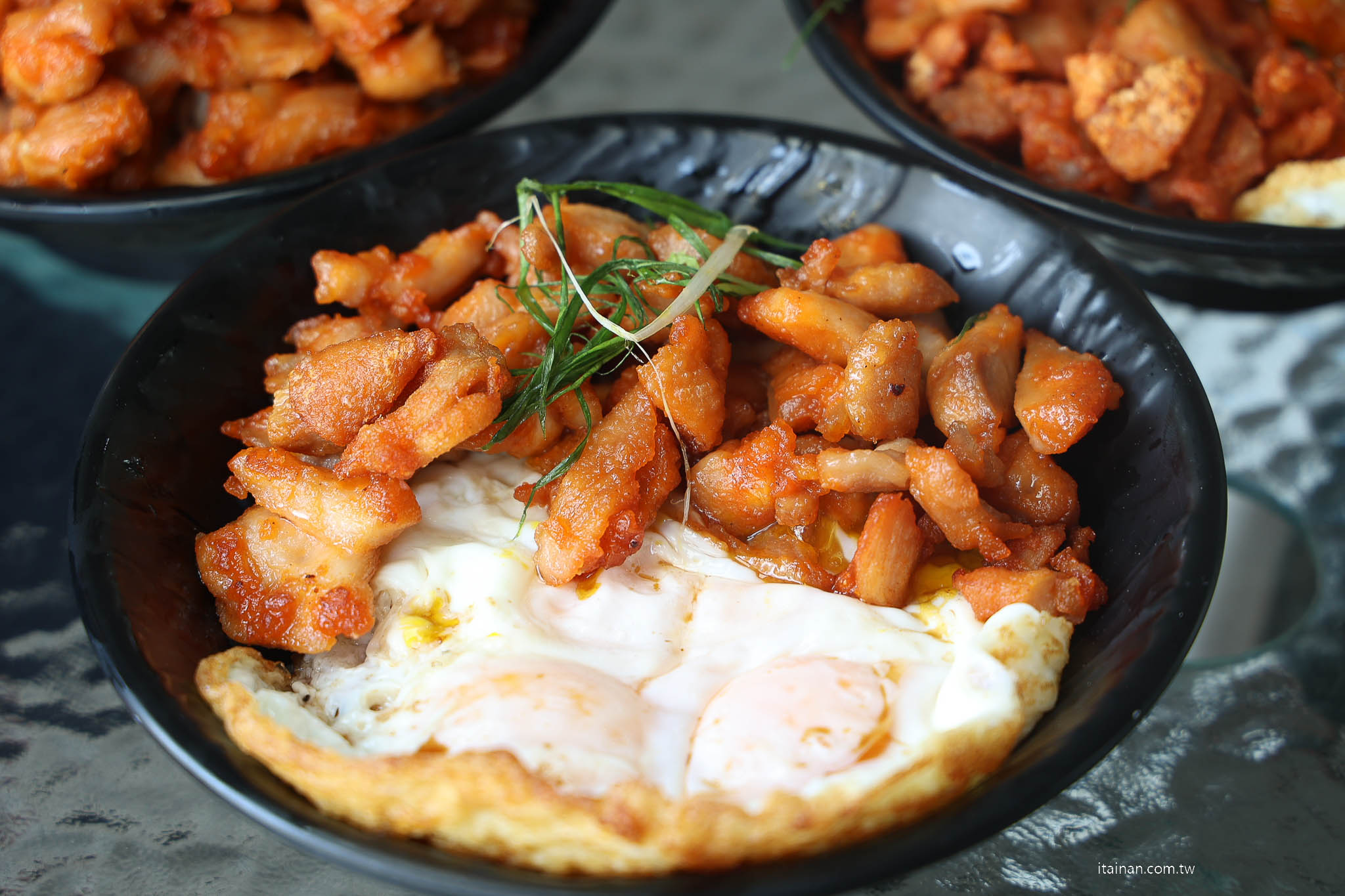 雞腿肉堆到像山一樣太誇張!台南超狂肉肉山豬油拌飯,雞腿肉、蝦爆、蚵仔一次吃「金三益健康茶飲」台南林森店 雞腿肉堆到像山一樣太誇張!台南超狂肉肉山豬油拌飯,雞腿肉、蝦爆、蚵仔一次吃「金三益健康茶飲」台南林森店