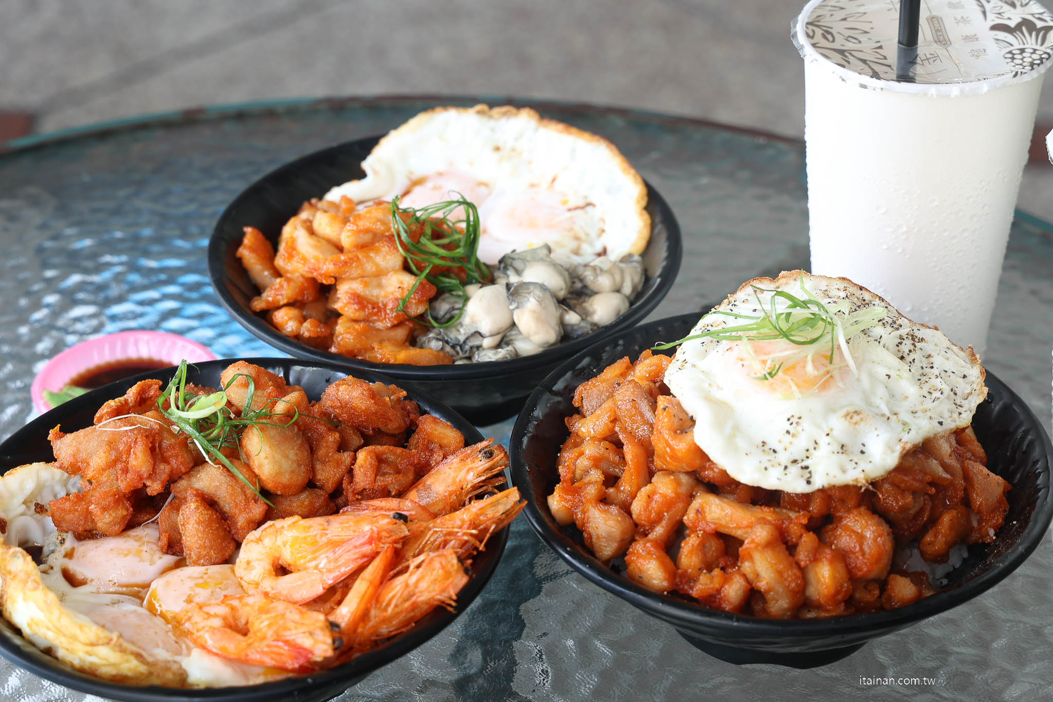 雞腿肉堆到像山一樣太誇張!台南超狂肉肉山豬油拌飯,雞腿肉、蝦爆、蚵仔一次吃「金三益健康茶飲」台南林森店 雞腿肉堆到像山一樣太誇張!台南超狂肉肉山豬油拌飯,雞腿肉、蝦爆、蚵仔一次吃「金三益健康茶飲」台南林森店