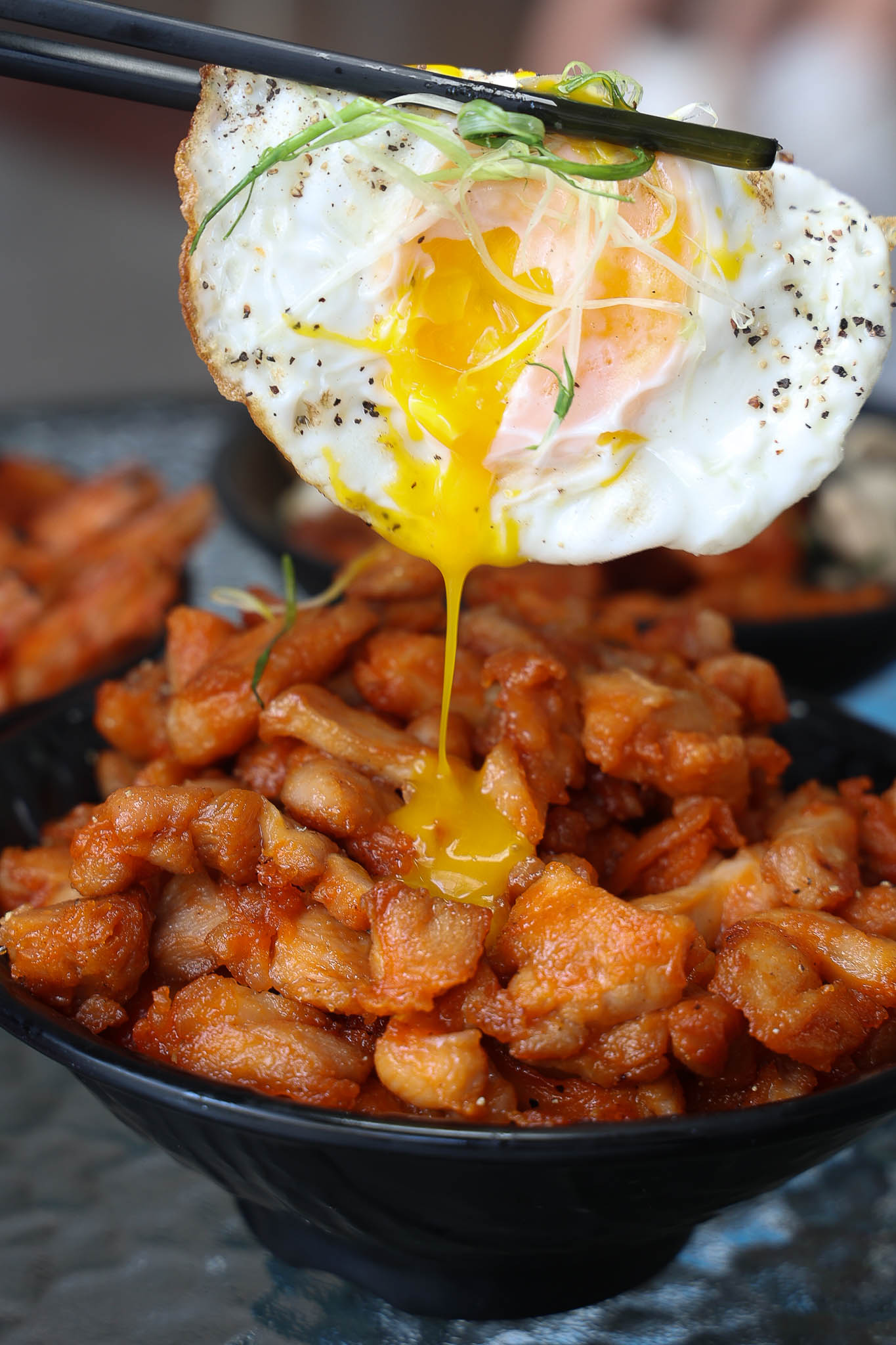 雞腿肉堆到像山一樣太誇張!台南超狂肉肉山豬油拌飯,雞腿肉、蝦爆、蚵仔一次吃「金三益健康茶飲」台南林森店 雞腿肉堆到像山一樣太誇張!台南超狂肉肉山豬油拌飯,雞腿肉、蝦爆、蚵仔一次吃「金三益健康茶飲」台南林森店