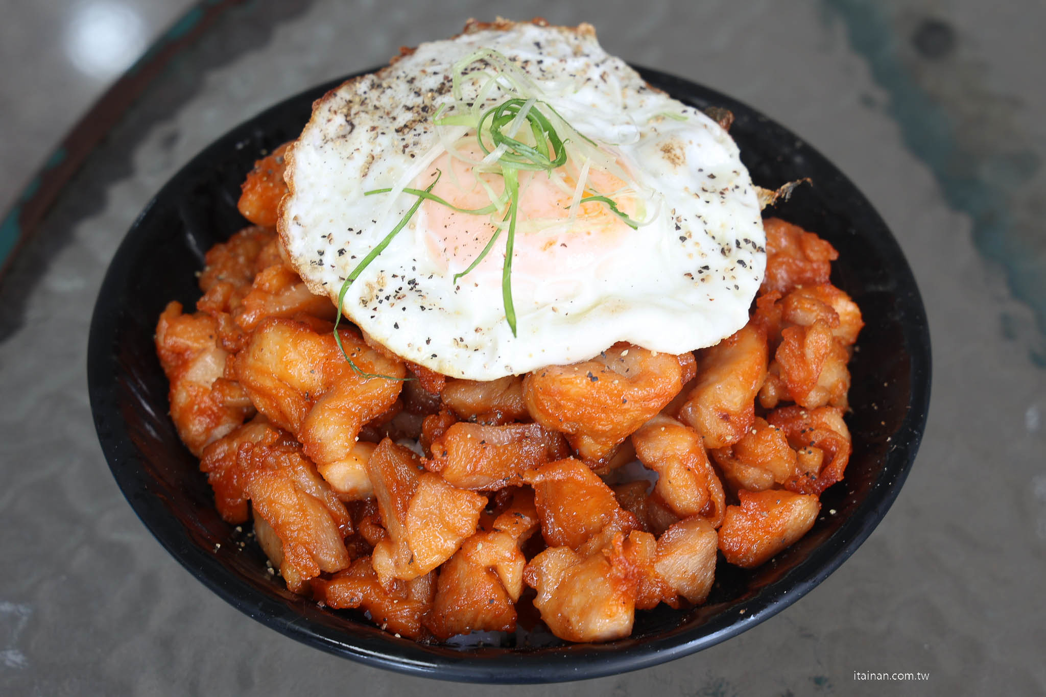 雞腿肉堆到像山一樣太誇張!台南超狂肉肉山豬油拌飯,雞腿肉、蝦爆、蚵仔一次吃「金三益健康茶飲」台南林森店 雞腿肉堆到像山一樣太誇張!台南超狂肉肉山豬油拌飯,雞腿肉、蝦爆、蚵仔一次吃「金三益健康茶飲」台南林森店