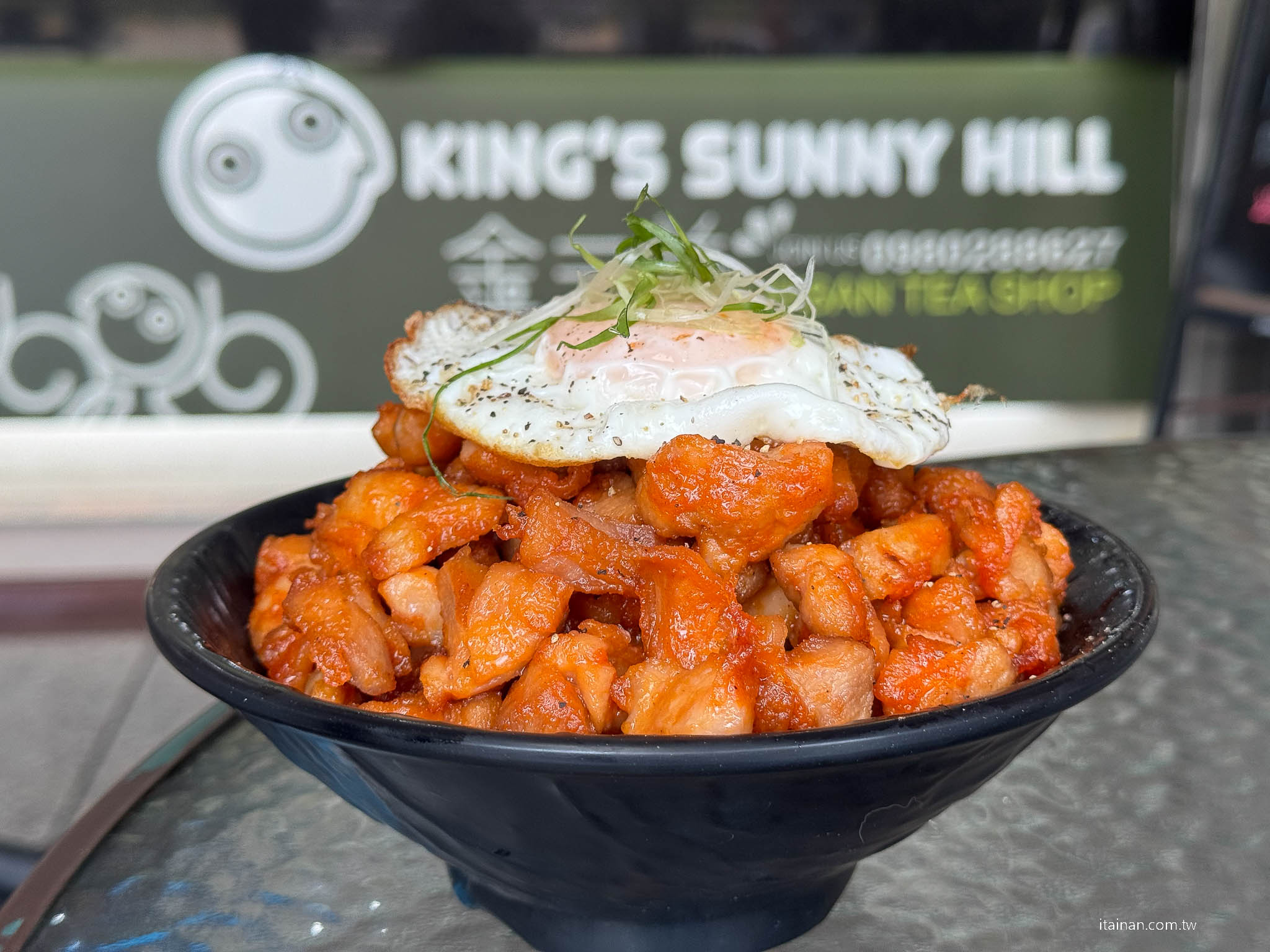 雞腿肉堆到像山一樣太誇張!台南超狂肉肉山豬油拌飯,雞腿肉、蝦爆、蚵仔一次吃「金三益健康茶飲」台南林森店 雞腿肉堆到像山一樣太誇張!台南超狂肉肉山豬油拌飯,雞腿肉、蝦爆、蚵仔一次吃「金三益健康茶飲」台南林森店