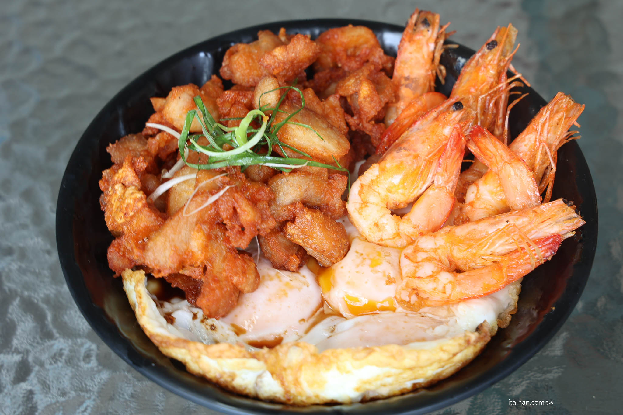 雞腿肉堆到像山一樣太誇張!台南超狂肉肉山豬油拌飯,雞腿肉、蝦爆、蚵仔一次吃「金三益健康茶飲」台南林森店 雞腿肉堆到像山一樣太誇張!台南超狂肉肉山豬油拌飯,雞腿肉、蝦爆、蚵仔一次吃「金三益健康茶飲」台南林森店