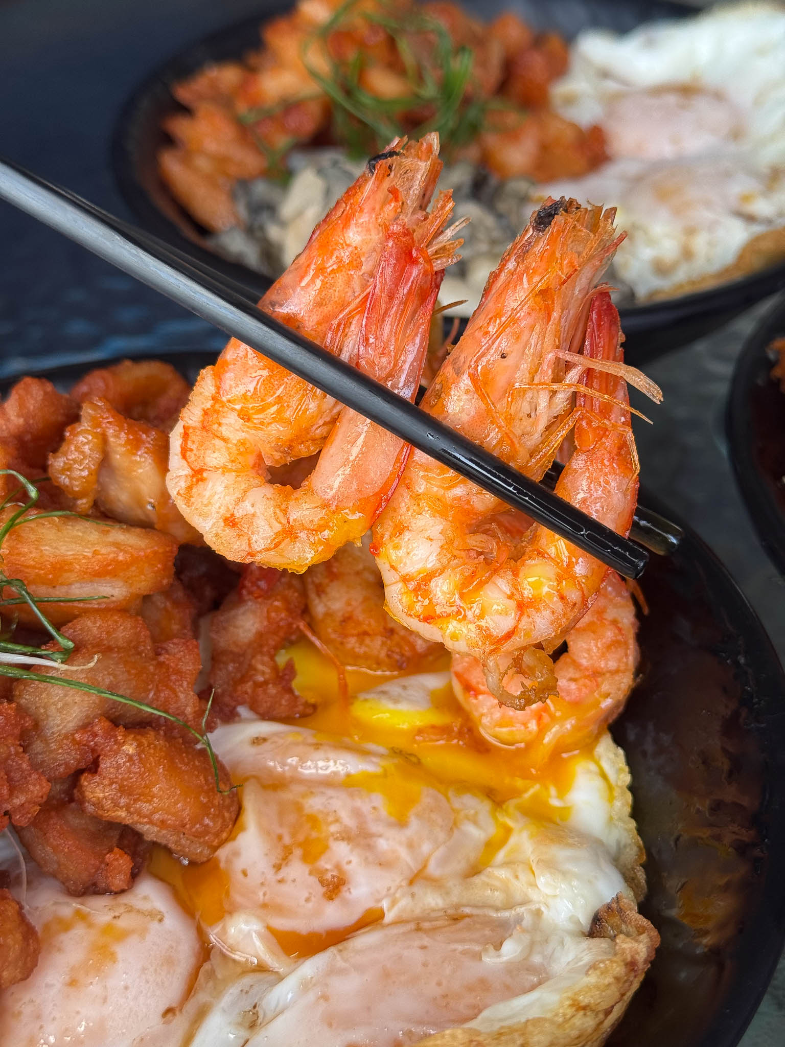 雞腿肉堆到像山一樣太誇張!台南超狂肉肉山豬油拌飯,雞腿肉、蝦爆、蚵仔一次吃「金三益健康茶飲」台南林森店 雞腿肉堆到像山一樣太誇張!台南超狂肉肉山豬油拌飯,雞腿肉、蝦爆、蚵仔一次吃「金三益健康茶飲」台南林森店