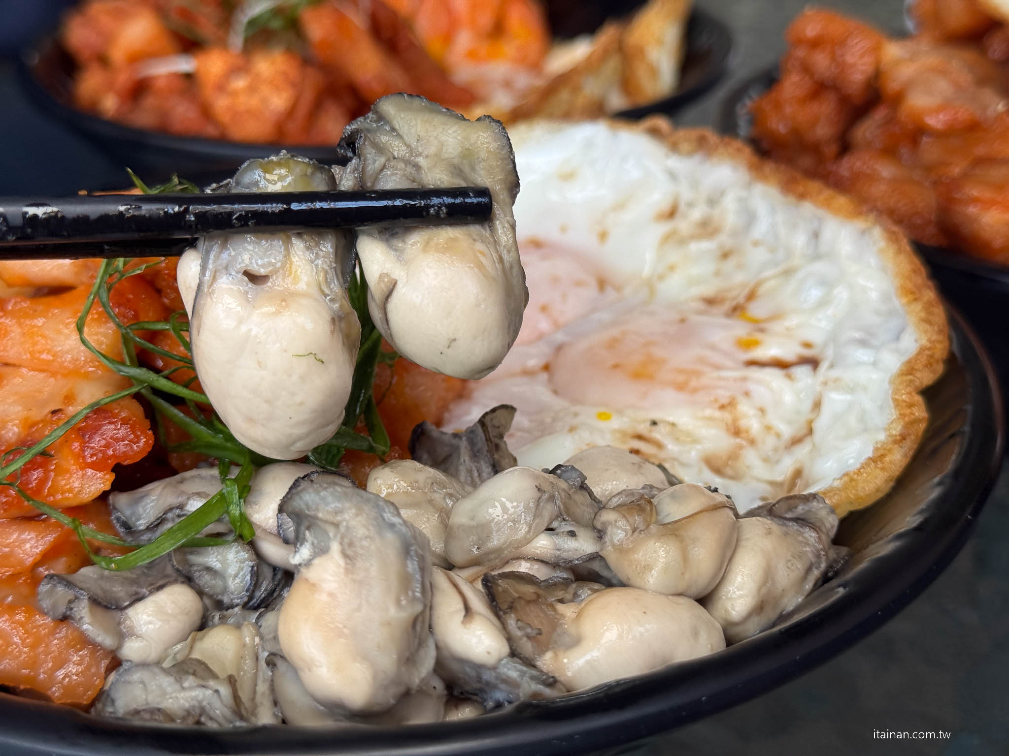 雞腿肉堆到像山一樣太誇張!台南超狂肉肉山豬油拌飯,雞腿肉、蝦爆、蚵仔一次吃「金三益健康茶飲」台南林森店 雞腿肉堆到像山一樣太誇張!台南超狂肉肉山豬油拌飯,雞腿肉、蝦爆、蚵仔一次吃「金三益健康茶飲」台南林森店