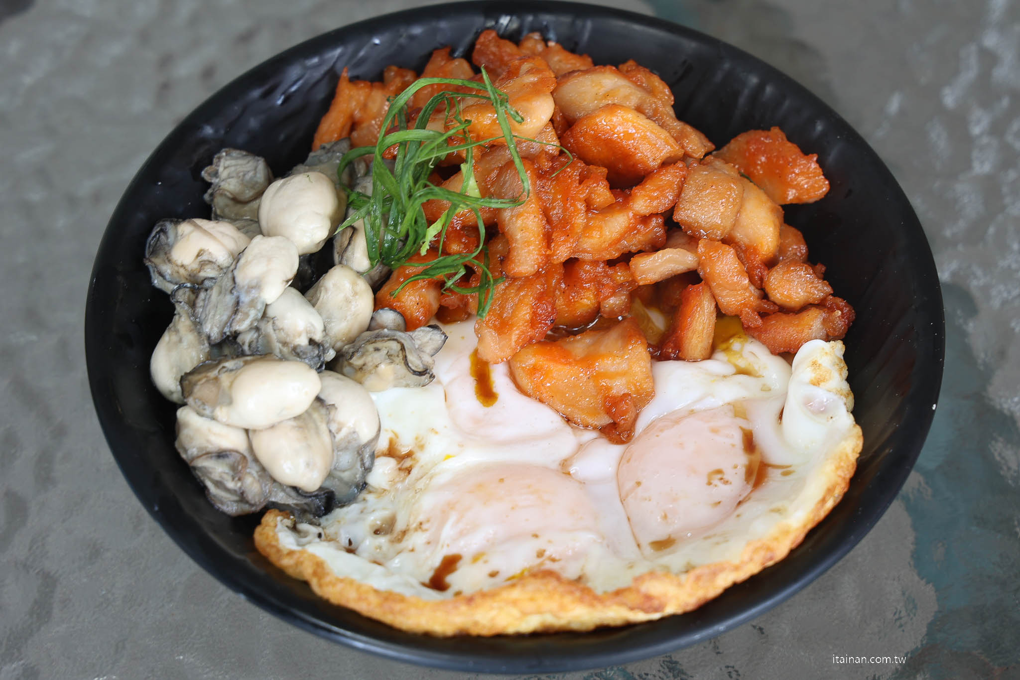 雞腿肉堆到像山一樣太誇張!台南超狂肉肉山豬油拌飯,雞腿肉、蝦爆、蚵仔一次吃「金三益健康茶飲」台南林森店 雞腿肉堆到像山一樣太誇張!台南超狂肉肉山豬油拌飯,雞腿肉、蝦爆、蚵仔一次吃「金三益健康茶飲」台南林森店