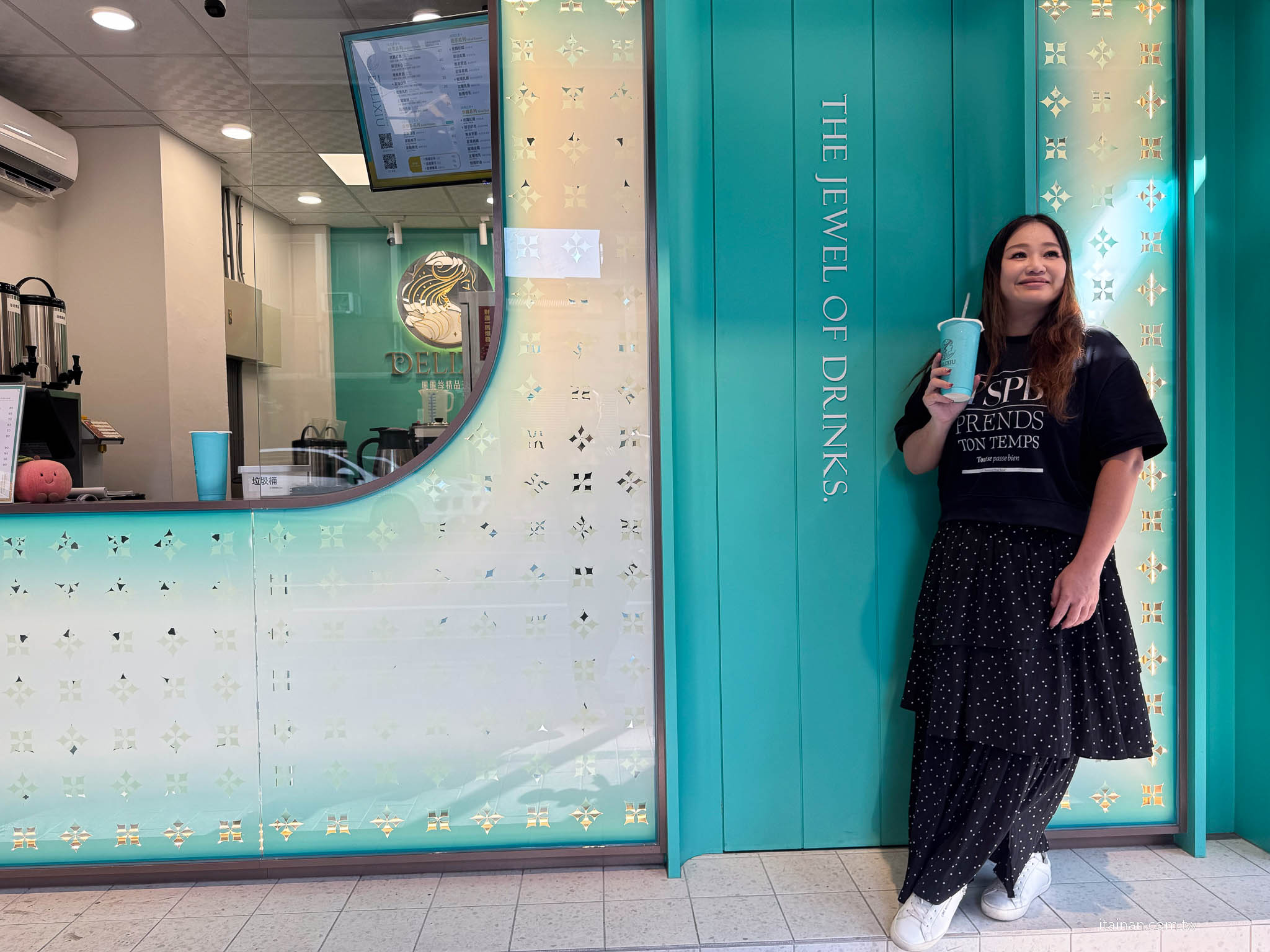【新開幕】台南手搖飲推薦!根本網美等級!五窨茉莉花綠茶與蒂芬妮藍浮雕設計的質感系飲品「麗麗絲精品茶飲DELIXIU」 【新開幕】台南手搖飲推薦!根本網美等級!五窨茉莉花綠茶與蒂芬妮藍浮雕設計的質感系飲品「麗麗絲精品茶飲DELIXIU」