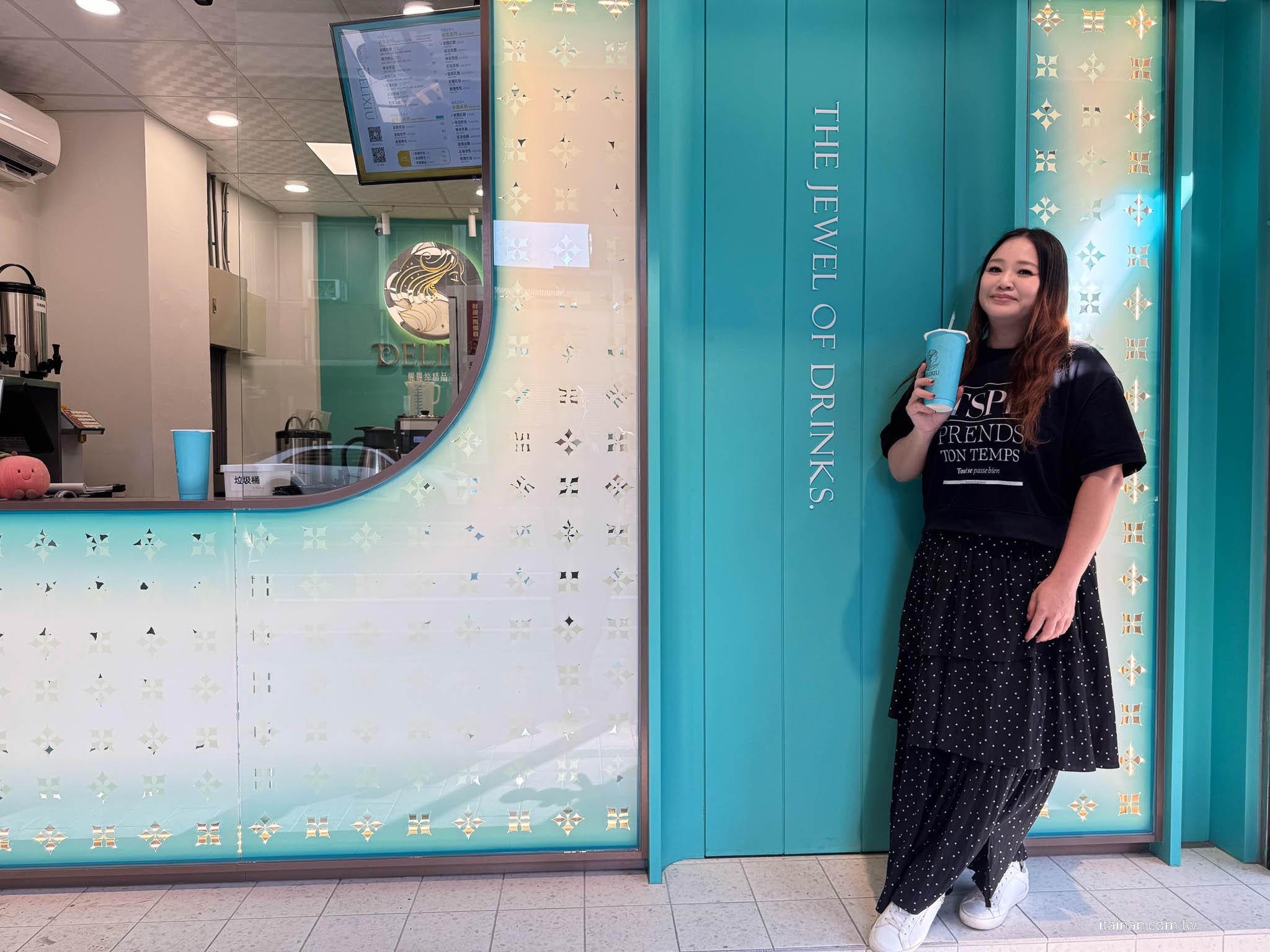 【新開幕】台南手搖飲推薦!根本網美等級!五窨茉莉花綠茶與蒂芬妮藍浮雕設計的質感系飲品「麗麗絲精品茶飲DELIXIU」 【新開幕】台南手搖飲推薦!根本網美等級!五窨茉莉花綠茶與蒂芬妮藍浮雕設計的質感系飲品「麗麗絲精品茶飲DELIXIU」