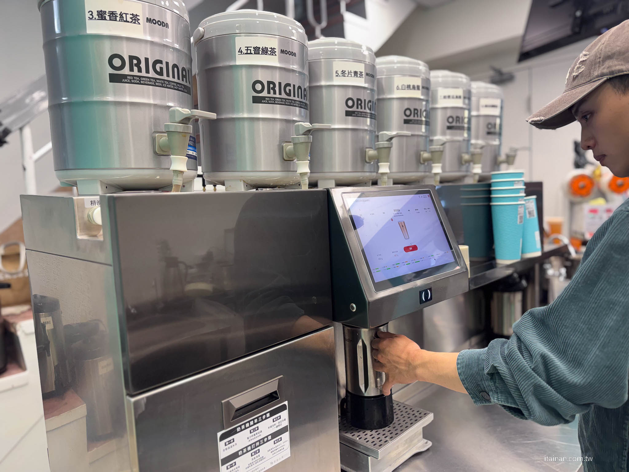 【新開幕】台南手搖飲推薦!根本網美等級!五窨茉莉花綠茶與蒂芬妮藍浮雕設計的質感系飲品「麗麗絲精品茶飲DELIXIU」 【新開幕】台南手搖飲推薦!根本網美等級!五窨茉莉花綠茶與蒂芬妮藍浮雕設計的質感系飲品「麗麗絲精品茶飲DELIXIU」