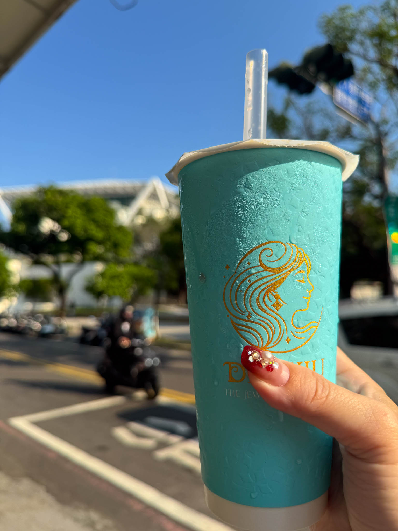 【新開幕】台南手搖飲推薦!根本網美等級!五窨茉莉花綠茶與蒂芬妮藍浮雕設計的質感系飲品「麗麗絲精品茶飲DELIXIU」 【新開幕】台南手搖飲推薦!根本網美等級!五窨茉莉花綠茶與蒂芬妮藍浮雕設計的質感系飲品「麗麗絲精品茶飲DELIXIU」