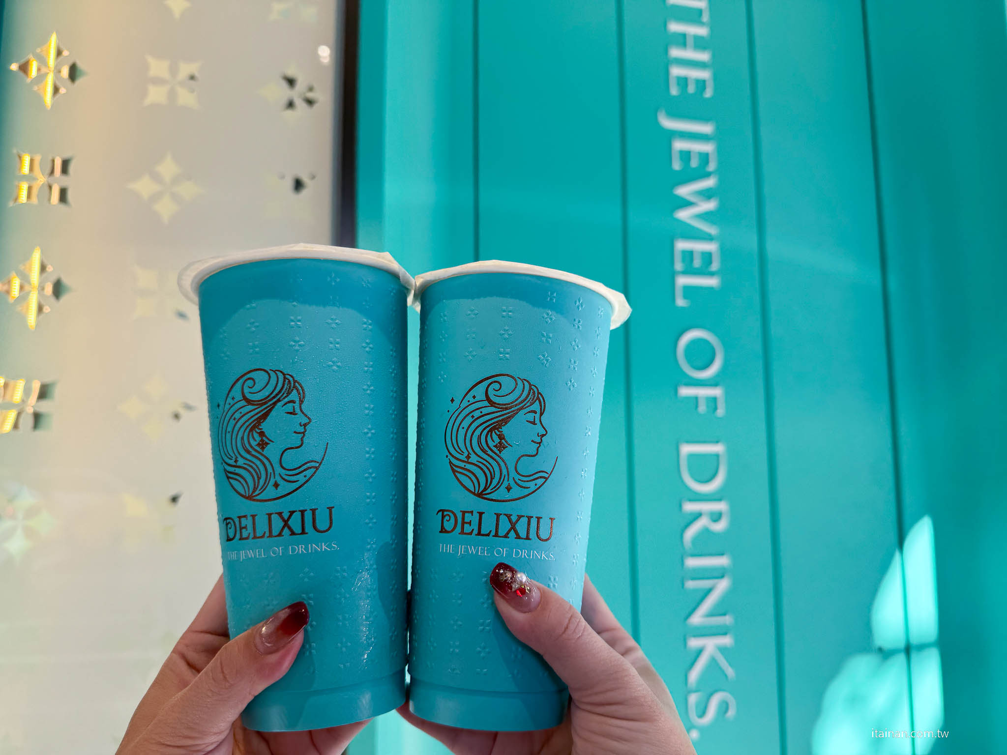 【新開幕】台南手搖飲推薦!根本網美等級!五窨茉莉花綠茶與蒂芬妮藍浮雕設計的質感系飲品「麗麗絲精品茶飲DELIXIU」 【新開幕】台南手搖飲推薦!根本網美等級!五窨茉莉花綠茶與蒂芬妮藍浮雕設計的質感系飲品「麗麗絲精品茶飲DELIXIU」