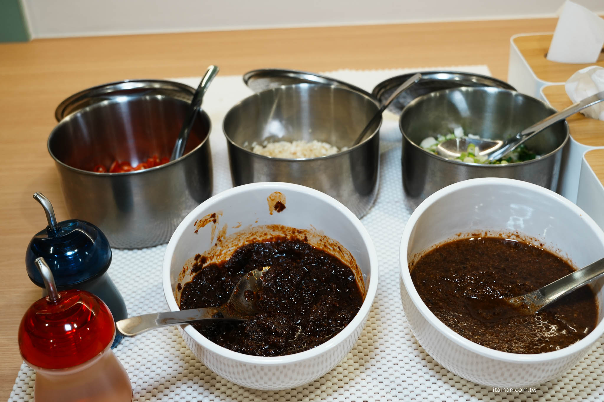 台南美食｜讓吃鍋這件事變簡單!小豪洲沙茶爐全新品牌「懶人煲」整鍋幫你煮好直接開吃，自助吧免費供應!還能吃的到小豪洲經典沙茶扁魚鍋