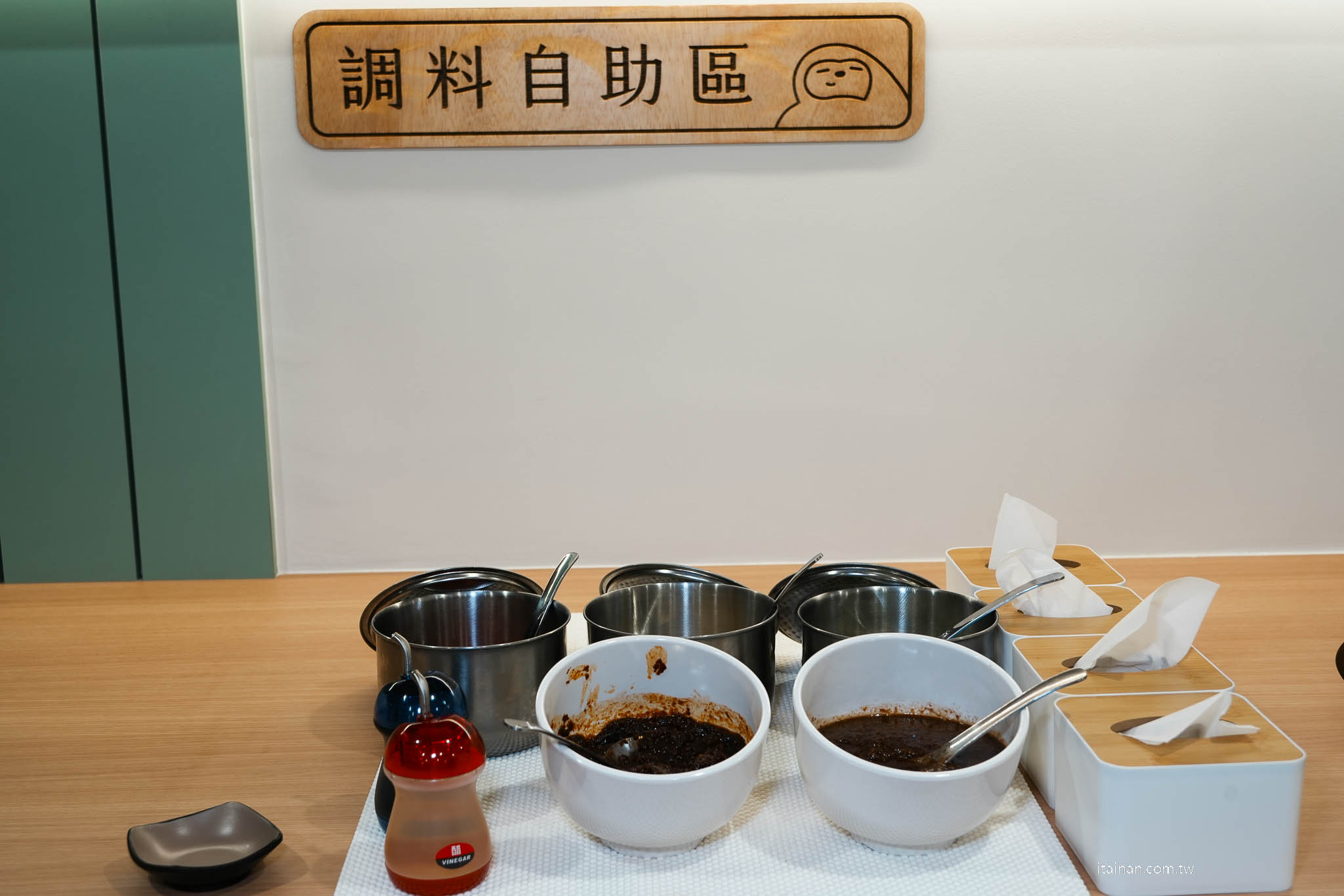 台南美食｜讓吃鍋這件事變簡單!小豪洲沙茶爐全新品牌「懶人煲」整鍋幫你煮好直接開吃，自助吧免費供應!還能吃的到小豪洲經典沙茶扁魚鍋