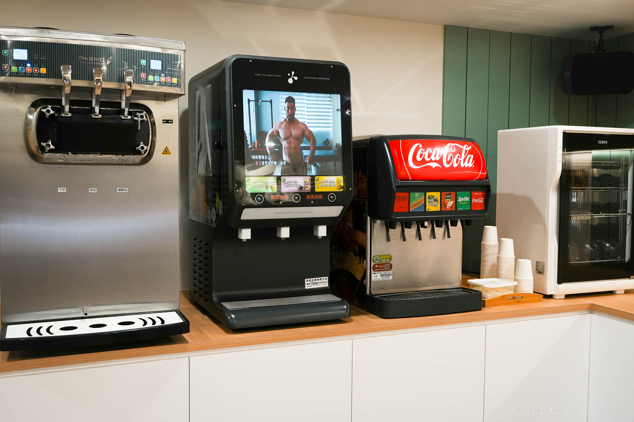 台南美食｜讓吃鍋這件事變簡單!小豪洲沙茶爐全新品牌「懶人煲」整鍋幫你煮好直接開吃，自助吧免費供應!還能吃的到小豪洲經典沙茶扁魚鍋