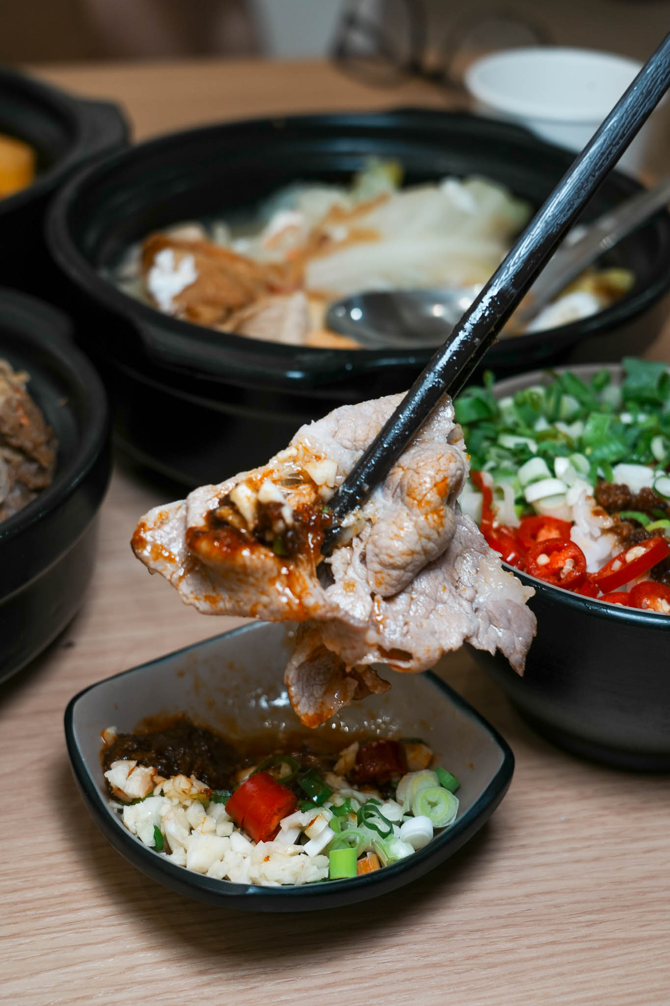 台南美食｜讓吃鍋這件事變簡單!小豪洲沙茶爐全新品牌「懶人煲」整鍋幫你煮好直接開吃，自助吧免費供應!還能吃的到小豪洲經典沙茶扁魚鍋