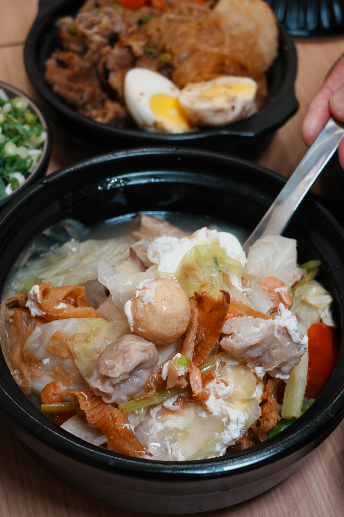 台南美食｜讓吃鍋這件事變簡單!小豪洲沙茶爐全新品牌「懶人煲」整鍋幫你煮好直接開吃，自助吧免費供應!還能吃的到小豪洲經典沙茶扁魚鍋