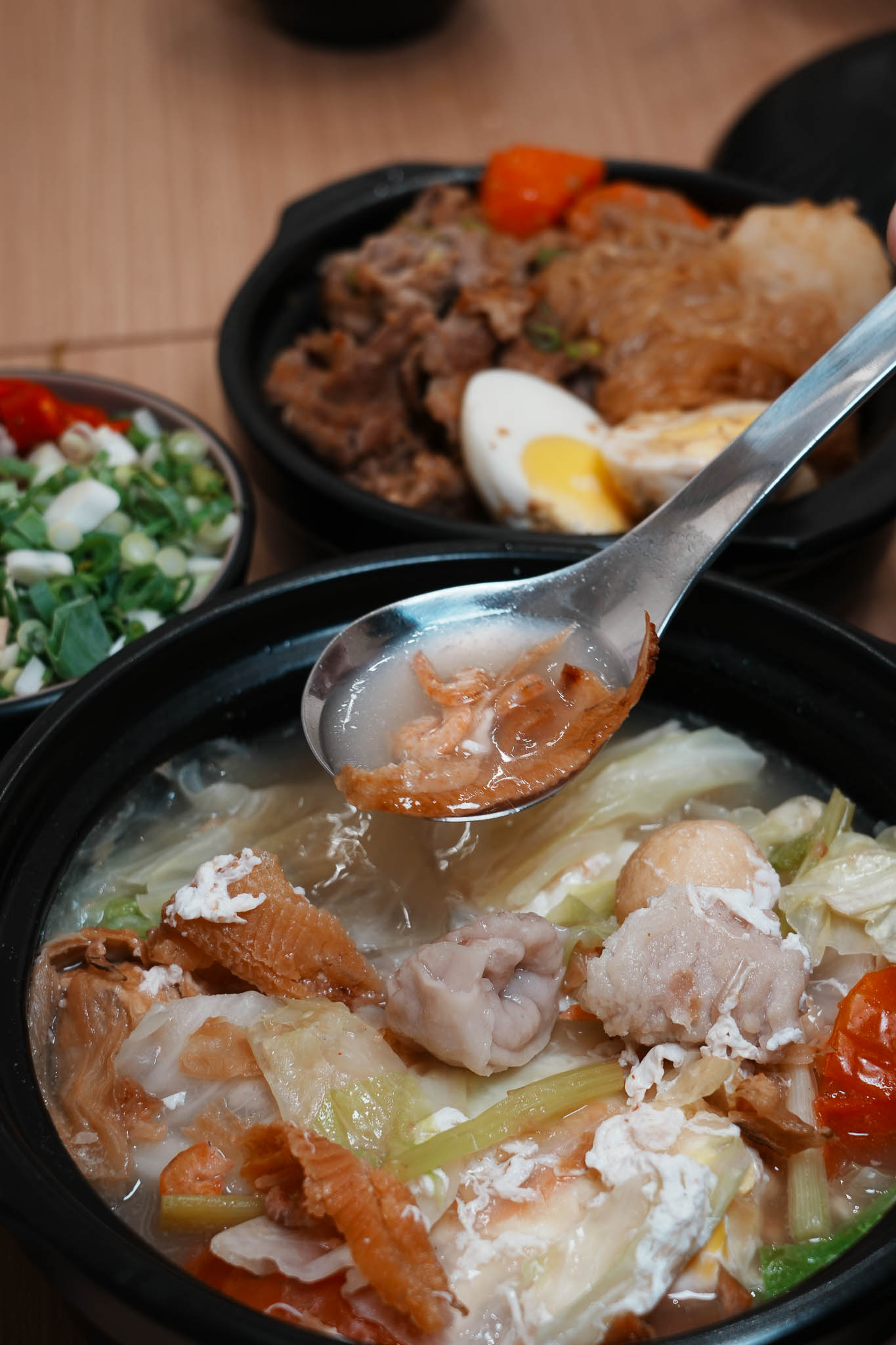 台南美食｜讓吃鍋這件事變簡單!小豪洲沙茶爐全新品牌「懶人煲」整鍋幫你煮好直接開吃，自助吧免費供應!還能吃的到小豪洲經典沙茶扁魚鍋