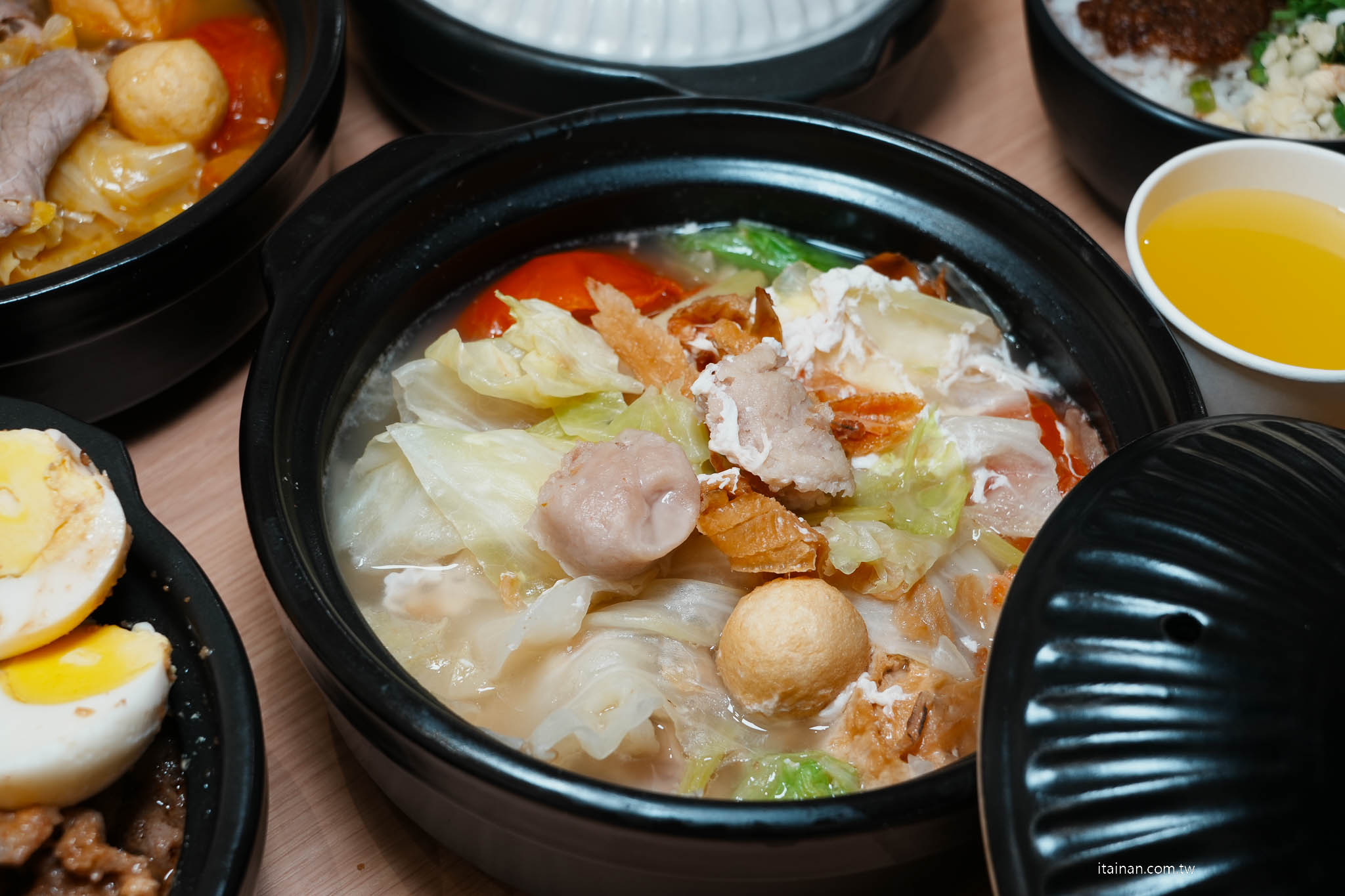 台南美食｜讓吃鍋這件事變簡單!小豪洲沙茶爐全新品牌「懶人煲」整鍋幫你煮好直接開吃，自助吧免費供應!還能吃的到小豪洲經典沙茶扁魚鍋