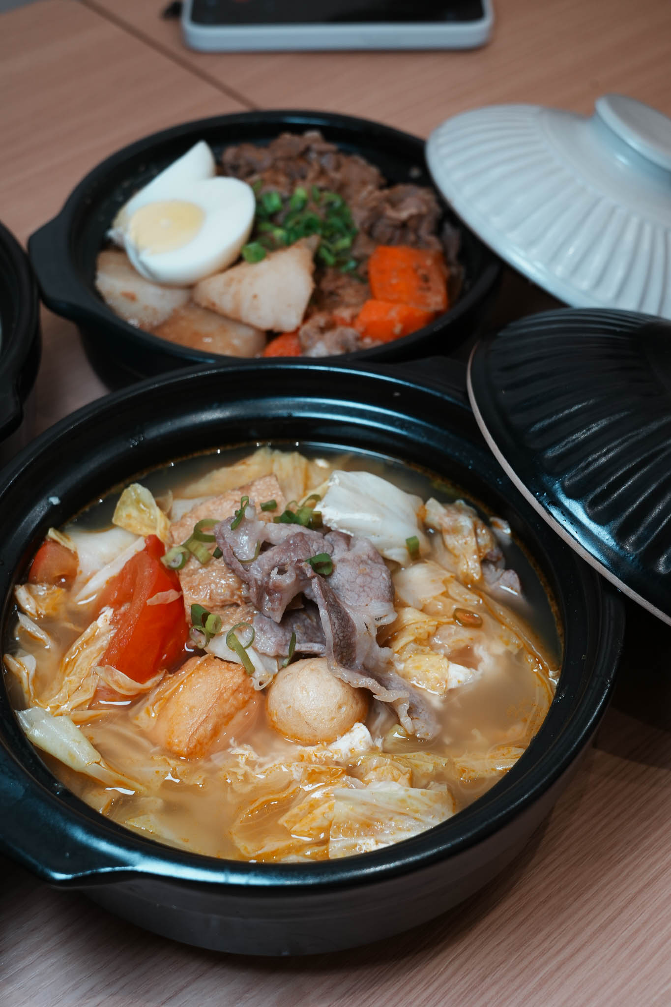 台南美食｜讓吃鍋這件事變簡單!小豪洲沙茶爐全新品牌「懶人煲」整鍋幫你煮好直接開吃，自助吧免費供應!還能吃的到小豪洲經典沙茶扁魚鍋