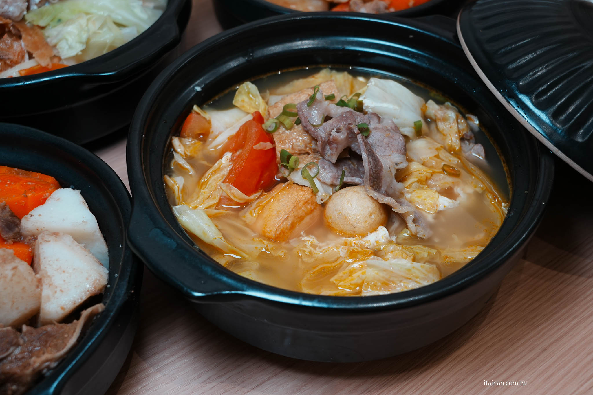 台南美食｜讓吃鍋這件事變簡單!小豪洲沙茶爐全新品牌「懶人煲」整鍋幫你煮好直接開吃，自助吧免費供應!還能吃的到小豪洲經典沙茶扁魚鍋