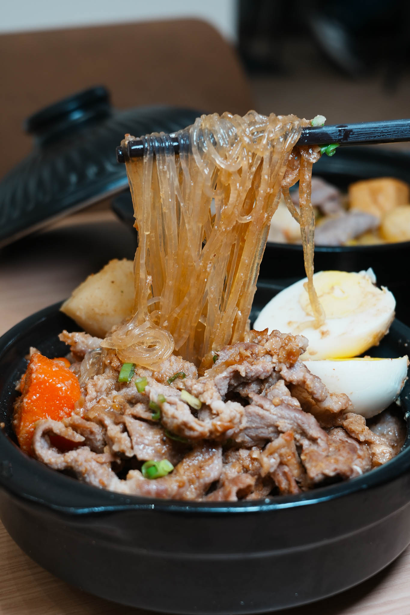 台南美食｜讓吃鍋這件事變簡單!小豪洲沙茶爐全新品牌「懶人煲」整鍋幫你煮好直接開吃，自助吧免費供應!還能吃的到小豪洲經典沙茶扁魚鍋