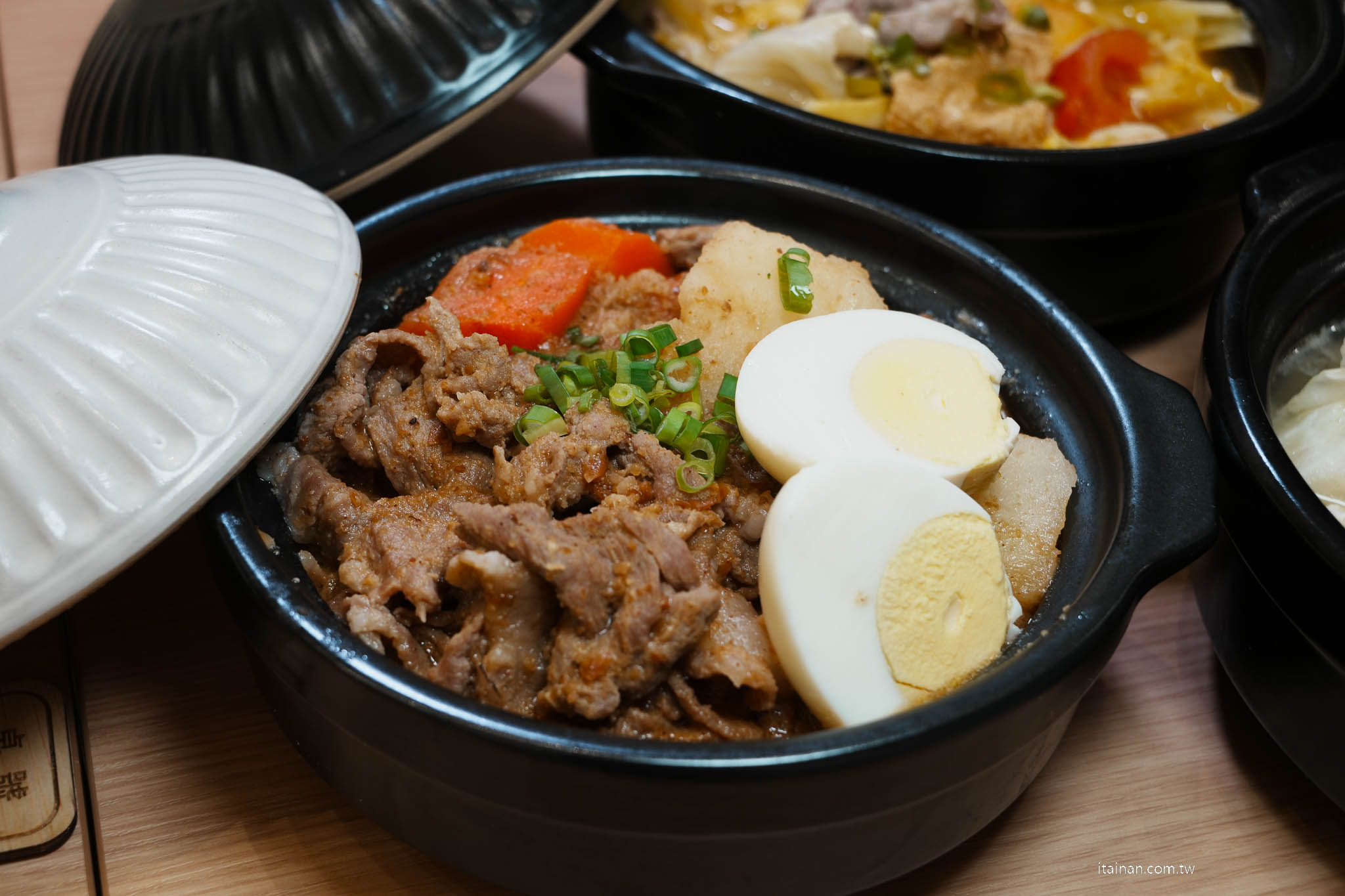 台南美食｜讓吃鍋這件事變簡單!小豪洲沙茶爐全新品牌「懶人煲」整鍋幫你煮好直接開吃，自助吧免費供應!還能吃的到小豪洲經典沙茶扁魚鍋