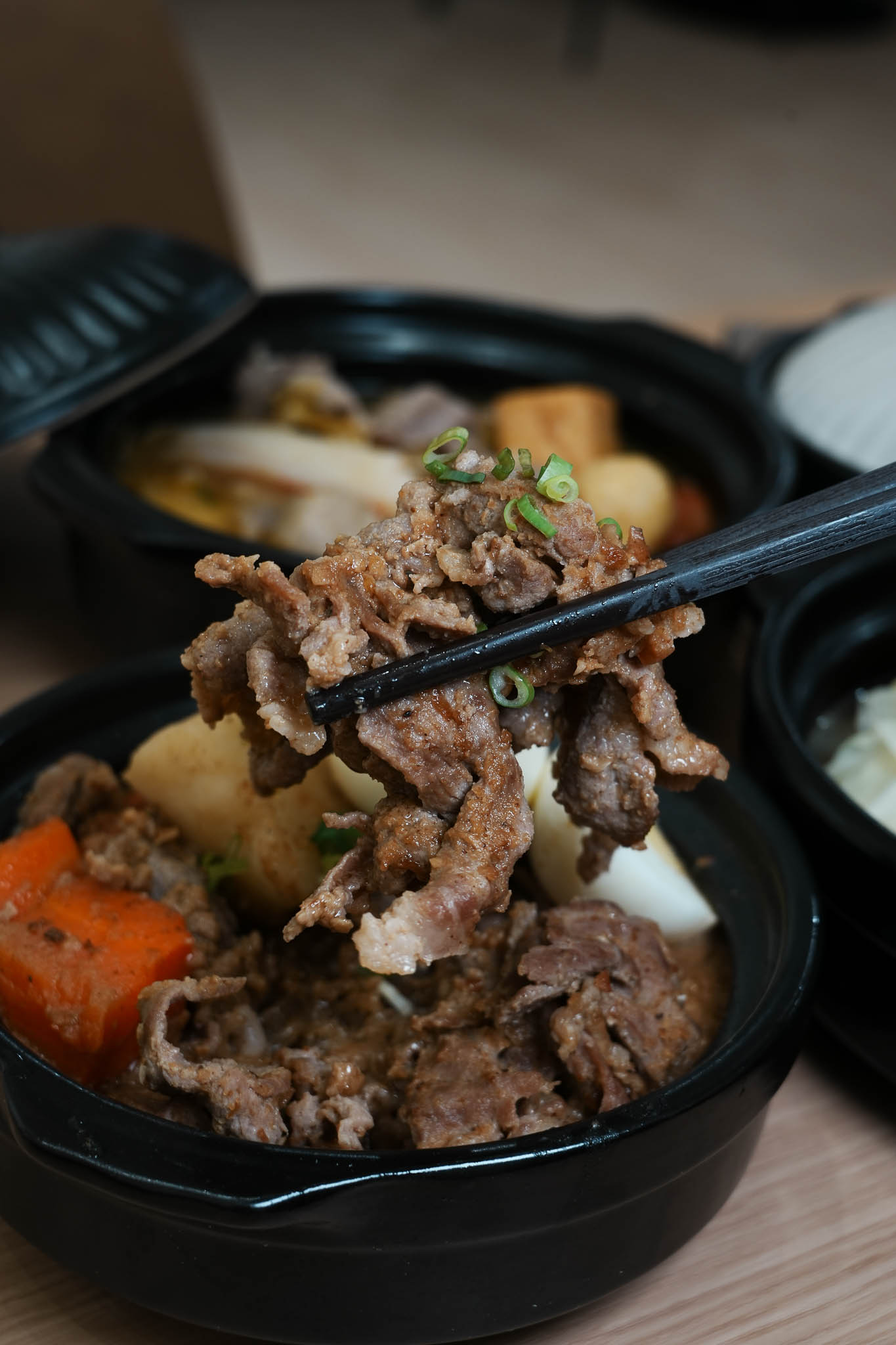 台南美食｜讓吃鍋這件事變簡單!小豪洲沙茶爐全新品牌「懶人煲」整鍋幫你煮好直接開吃，自助吧免費供應!還能吃的到小豪洲經典沙茶扁魚鍋