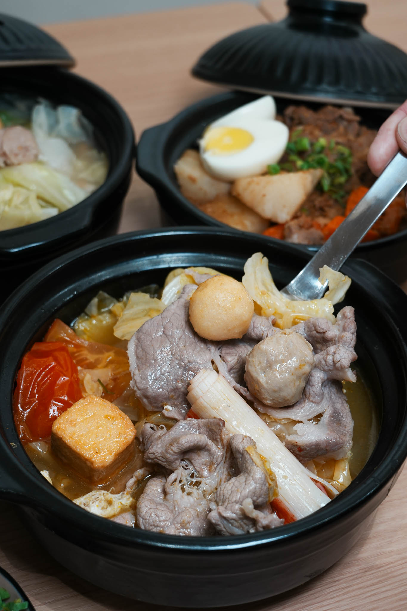 台南美食｜讓吃鍋這件事變簡單!小豪洲沙茶爐全新品牌「懶人煲」整鍋幫你煮好直接開吃，自助吧免費供應!還能吃的到小豪洲經典沙茶扁魚鍋