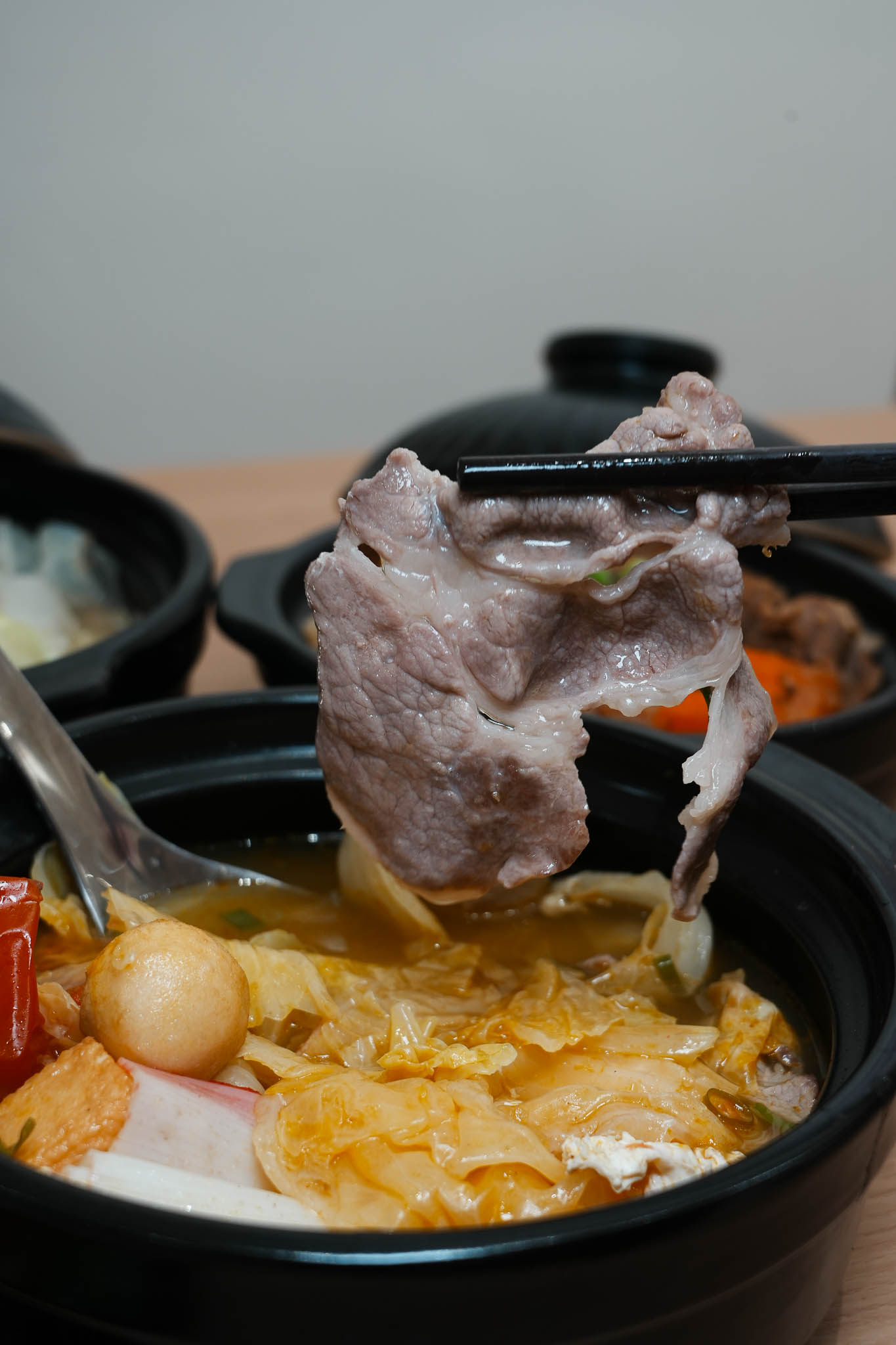 台南美食｜讓吃鍋這件事變簡單!小豪洲沙茶爐全新品牌「懶人煲」整鍋幫你煮好直接開吃，自助吧免費供應!還能吃的到小豪洲經典沙茶扁魚鍋