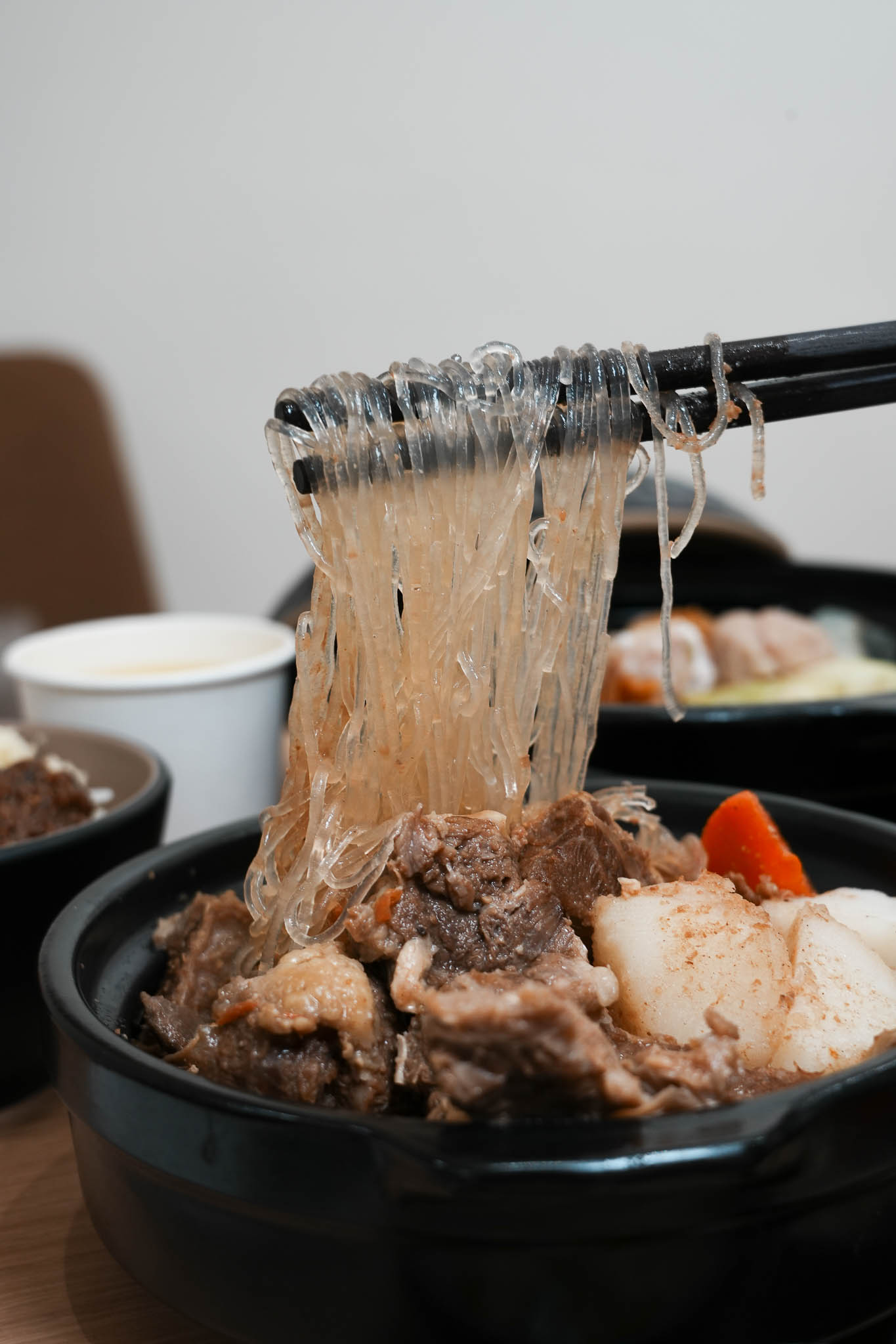 台南美食｜讓吃鍋這件事變簡單!小豪洲沙茶爐全新品牌「懶人煲」整鍋幫你煮好直接開吃，自助吧免費供應!還能吃的到小豪洲經典沙茶扁魚鍋