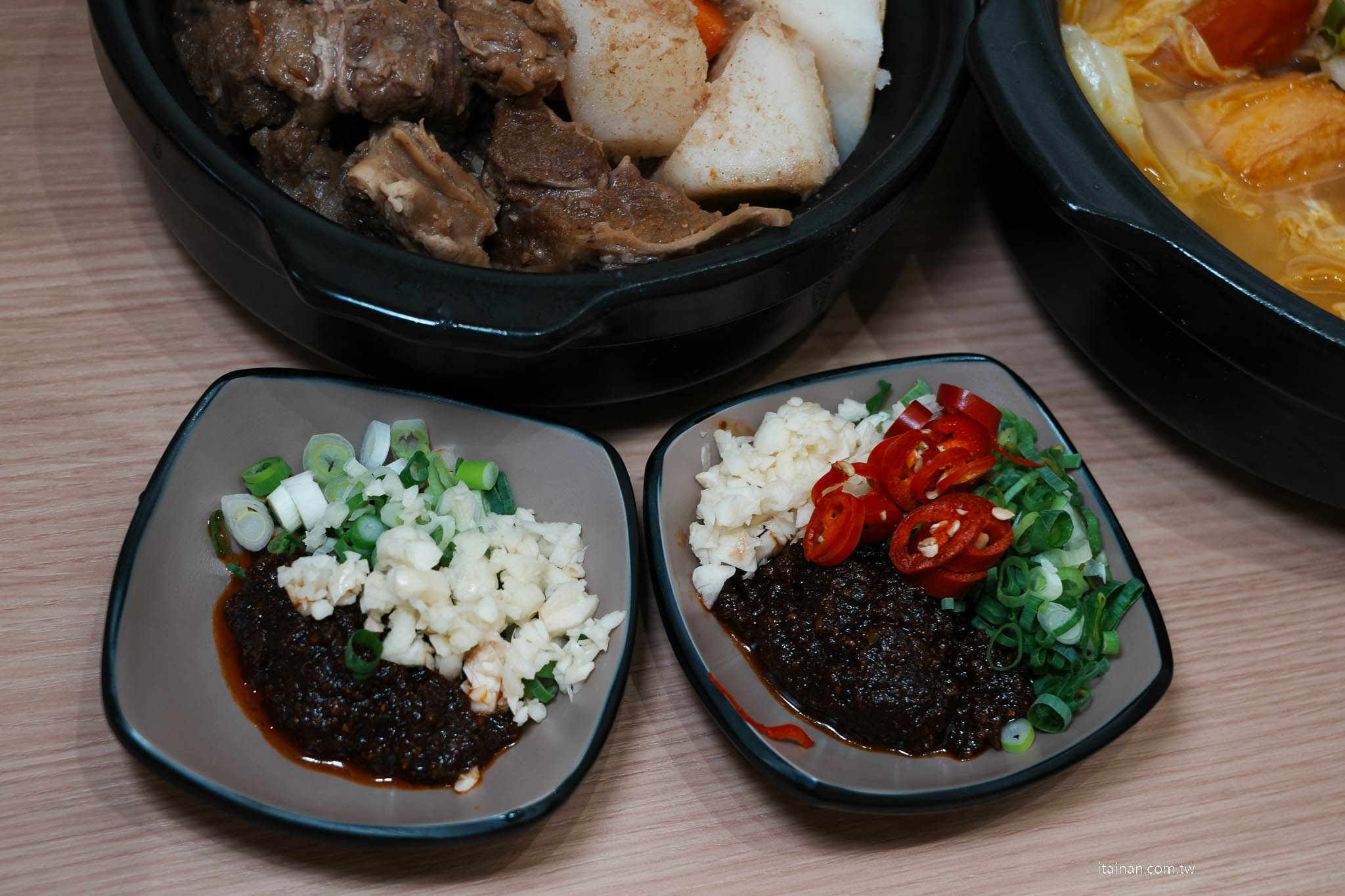 台南美食｜讓吃鍋這件事變簡單!小豪洲沙茶爐全新品牌「懶人煲」整鍋幫你煮好直接開吃，自助吧免費供應!還能吃的到小豪洲經典沙茶扁魚鍋