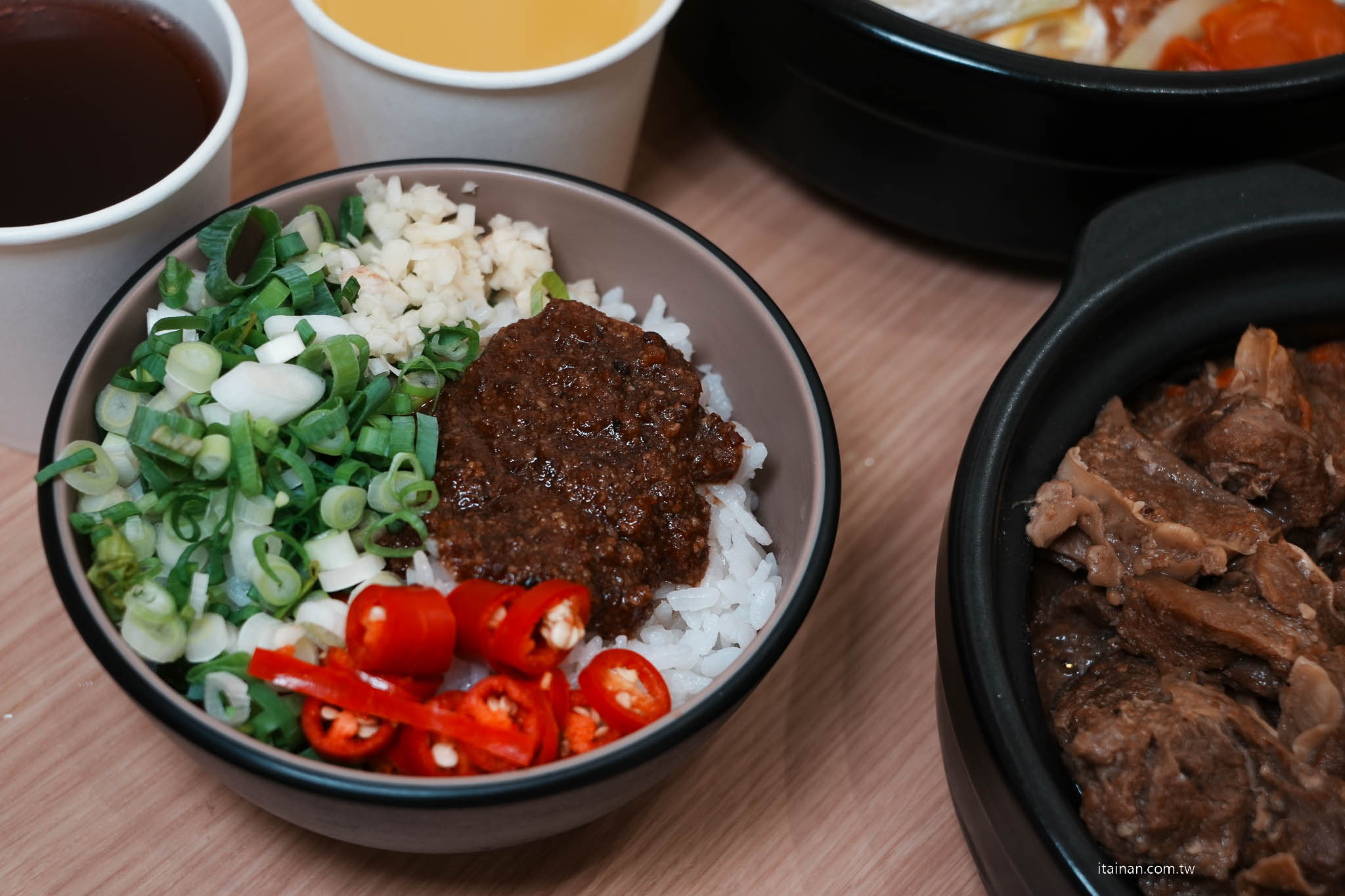 台南美食｜讓吃鍋這件事變簡單!小豪洲沙茶爐全新品牌「懶人煲」整鍋幫你煮好直接開吃，自助吧免費供應!還能吃的到小豪洲經典沙茶扁魚鍋