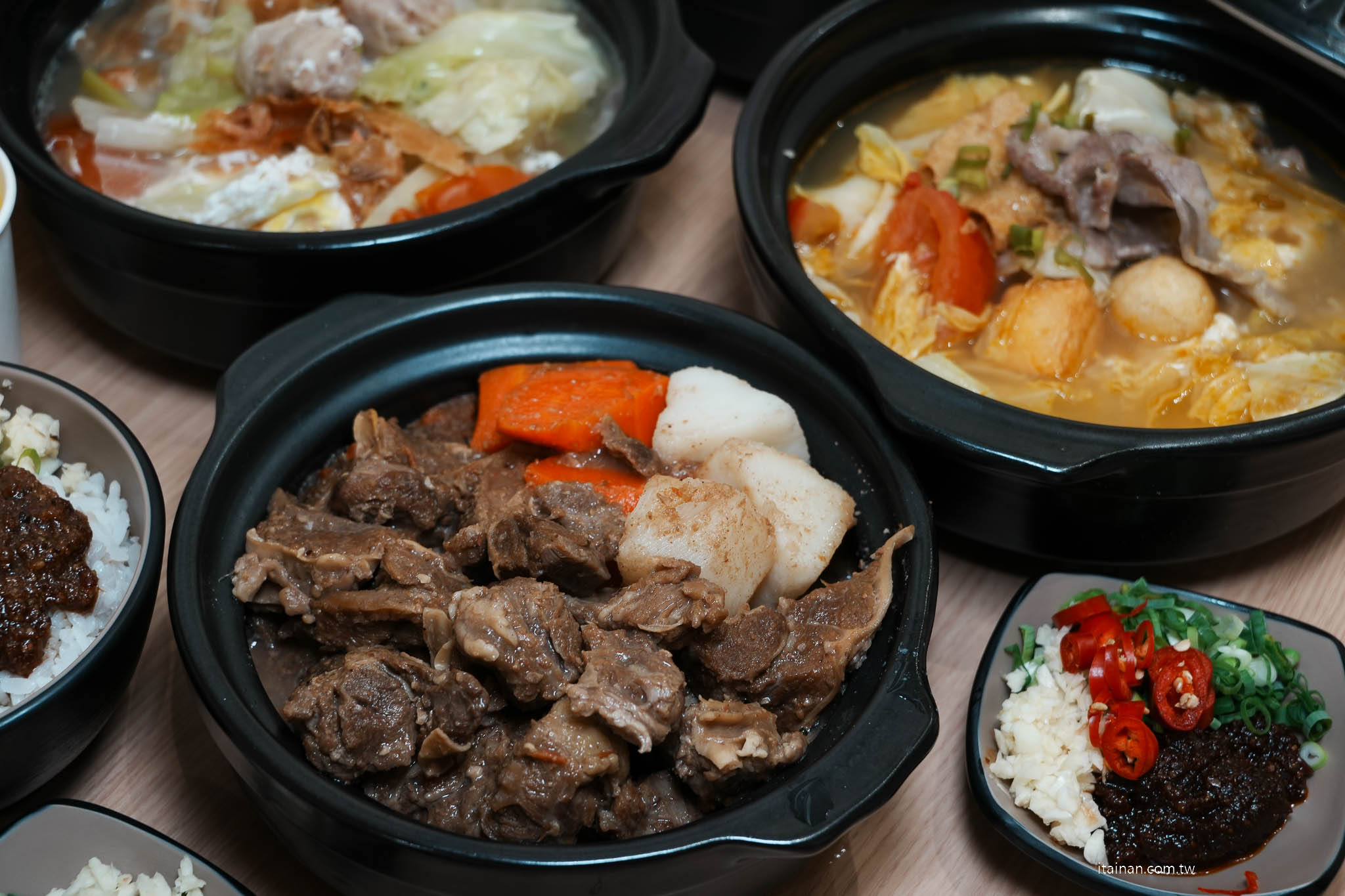 台南美食｜讓吃鍋這件事變簡單!小豪洲沙茶爐全新品牌「懶人煲」整鍋幫你煮好直接開吃，自助吧免費供應!還能吃的到小豪洲經典沙茶扁魚鍋