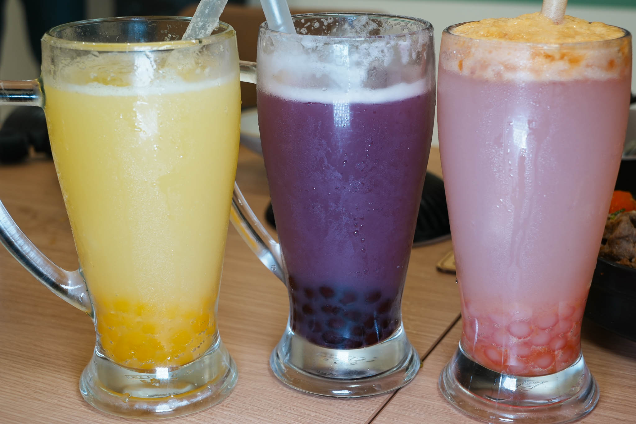 台南美食｜讓吃鍋這件事變簡單!小豪洲沙茶爐全新品牌「懶人煲」整鍋幫你煮好直接開吃，自助吧免費供應!還能吃的到小豪洲經典沙茶扁魚鍋