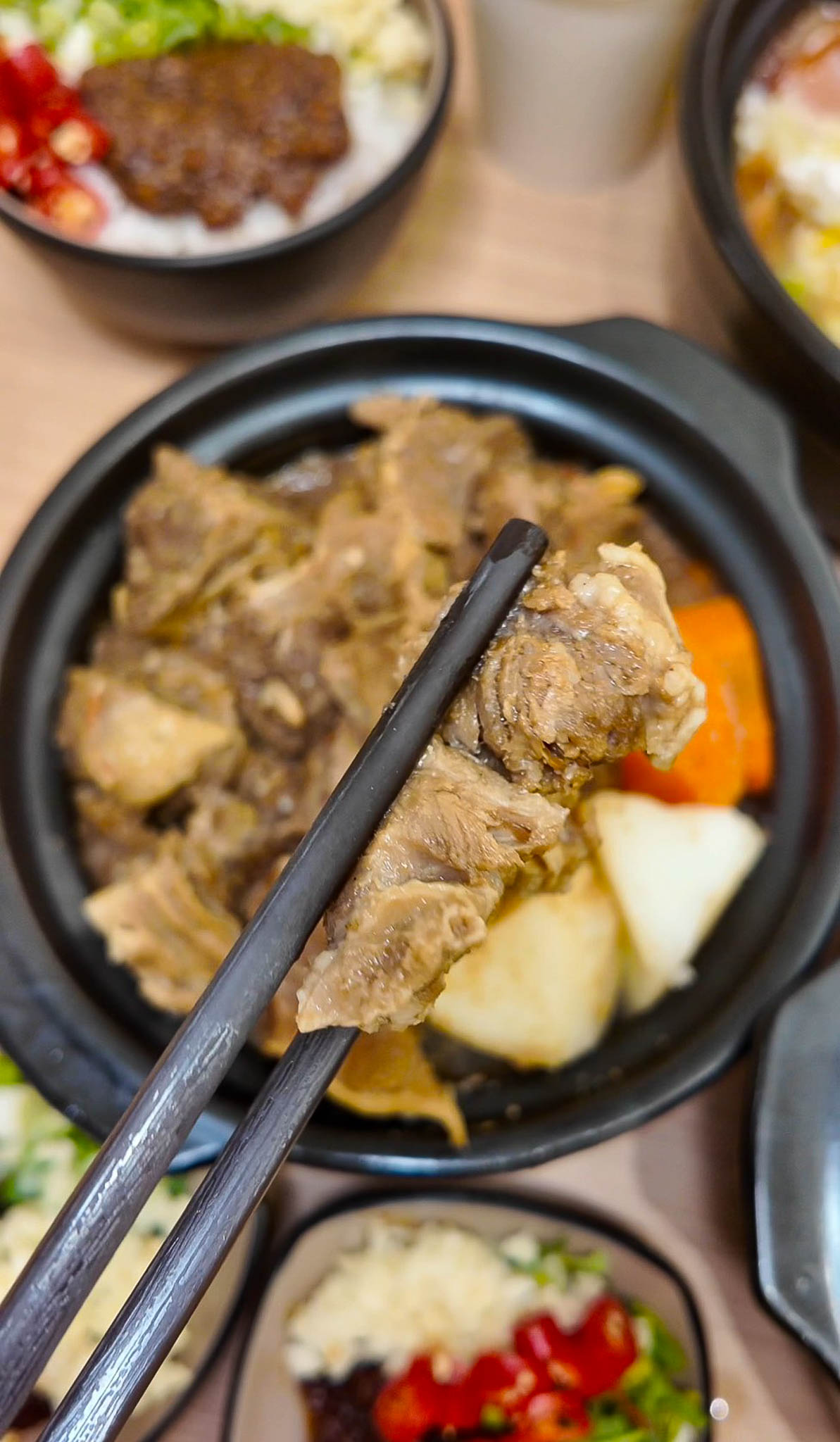 台南美食｜讓吃鍋這件事變簡單!小豪洲沙茶爐全新品牌「懶人煲」整鍋幫你煮好直接開吃，自助吧免費供應!還能吃的到小豪洲經典沙茶扁魚鍋