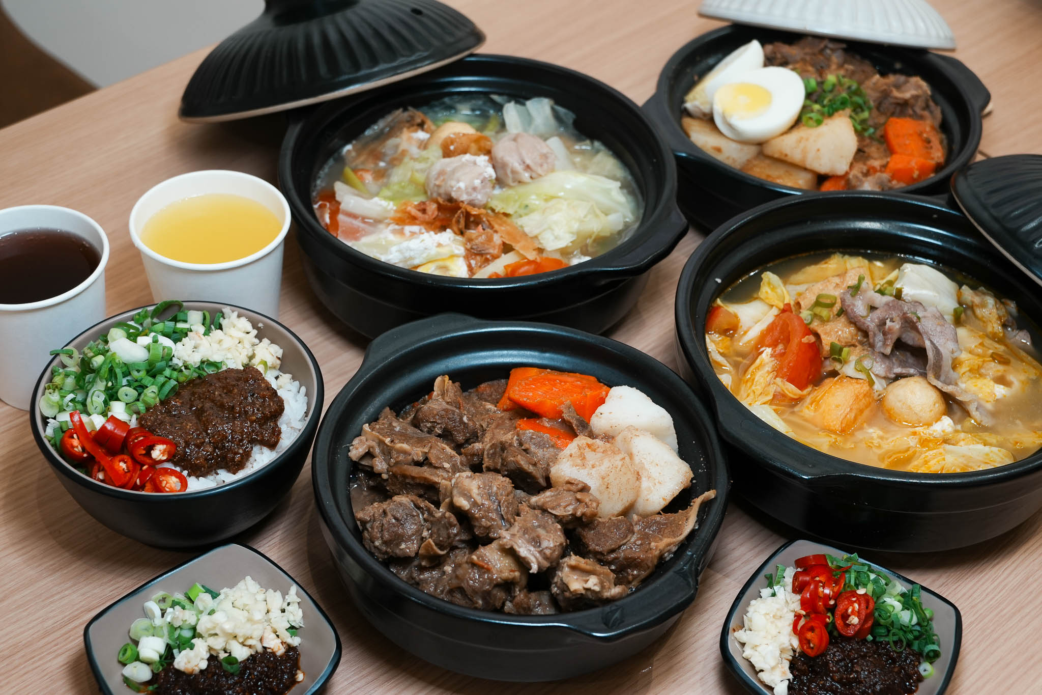 台南美食｜讓吃鍋這件事變簡單!小豪洲沙茶爐全新品牌「懶人煲」整鍋幫你煮好直接開吃，自助吧免費供應!還能吃的到小豪洲經典沙茶扁魚鍋