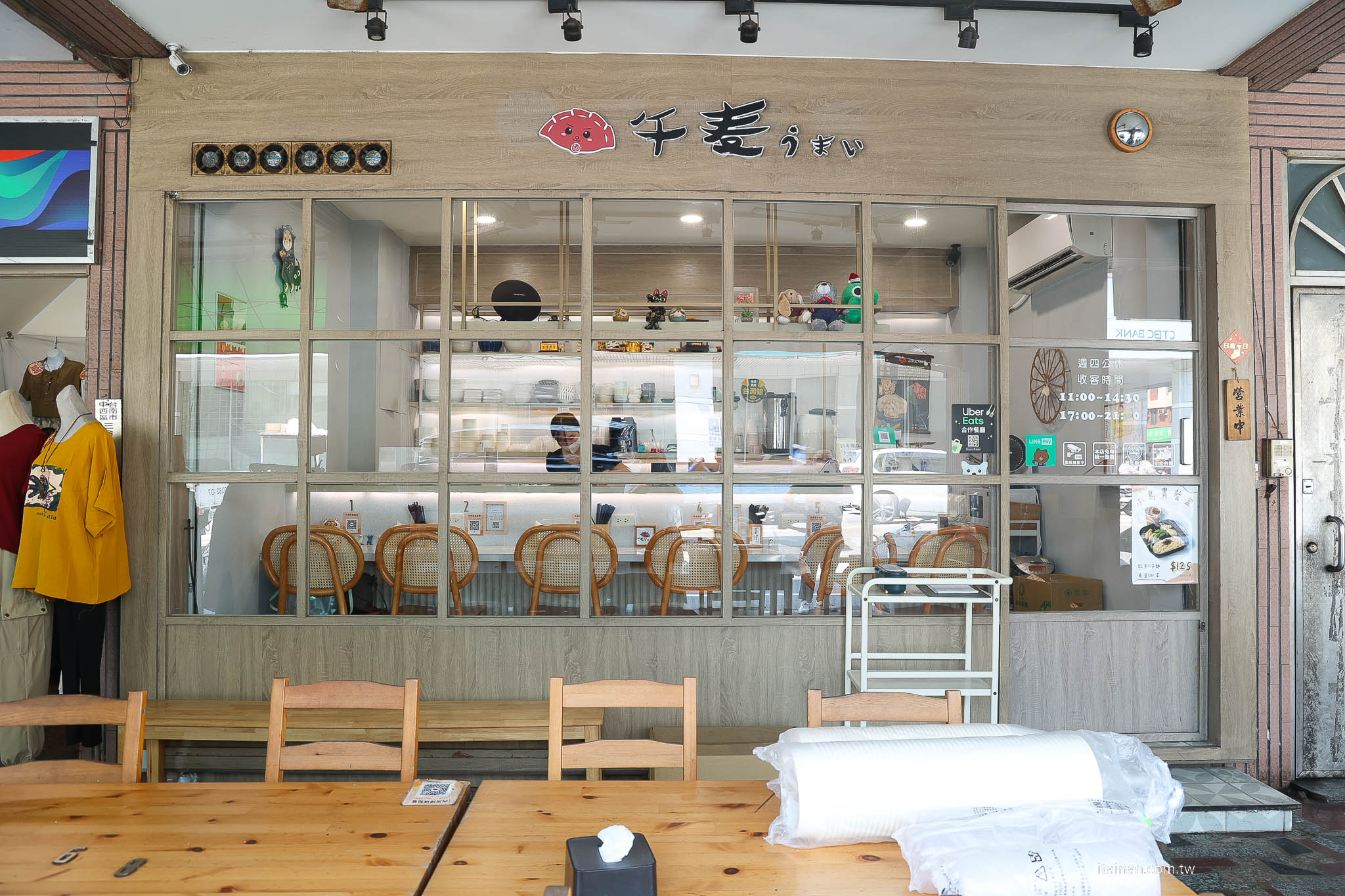 台南美食｜日系質感小食堂！「莁麦うまい食事所」！手工水餃、自製甜點必吃，爆餡鮮蝦水餃讓人驚艷!