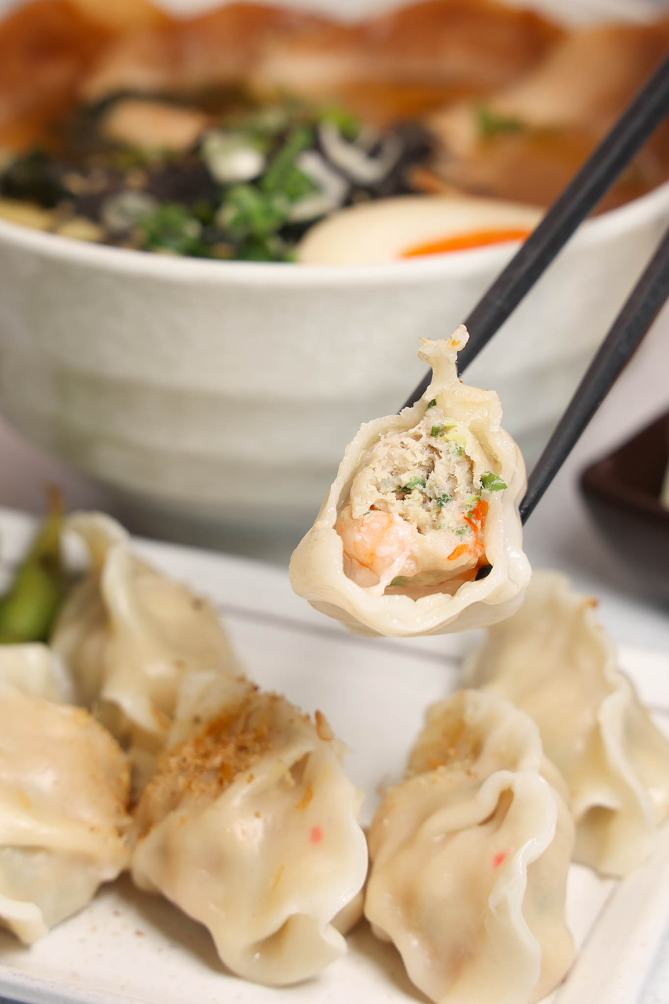 台南美食｜日系質感小食堂！「莁麦うまい食事所」！手工水餃、自製甜點必吃，爆餡鮮蝦水餃讓人驚艷!